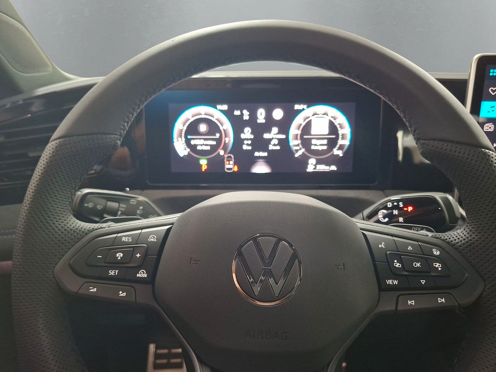 Fahrzeugabbildung Volkswagen Tiguan 2.0 TSI 4M R-Line Pano 20"DCC Headup