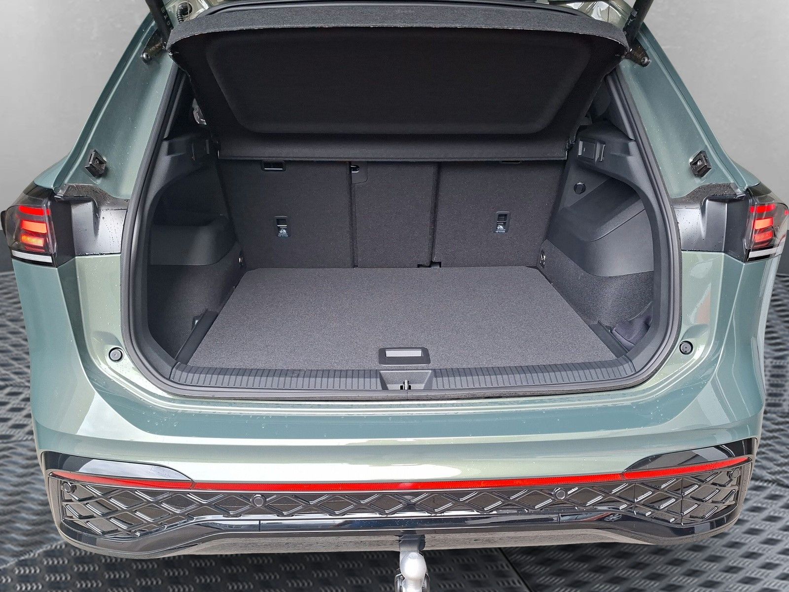 Fahrzeugabbildung Volkswagen Tiguan 2.0 TSI 4M R-Line Pano 20"DCC Headup