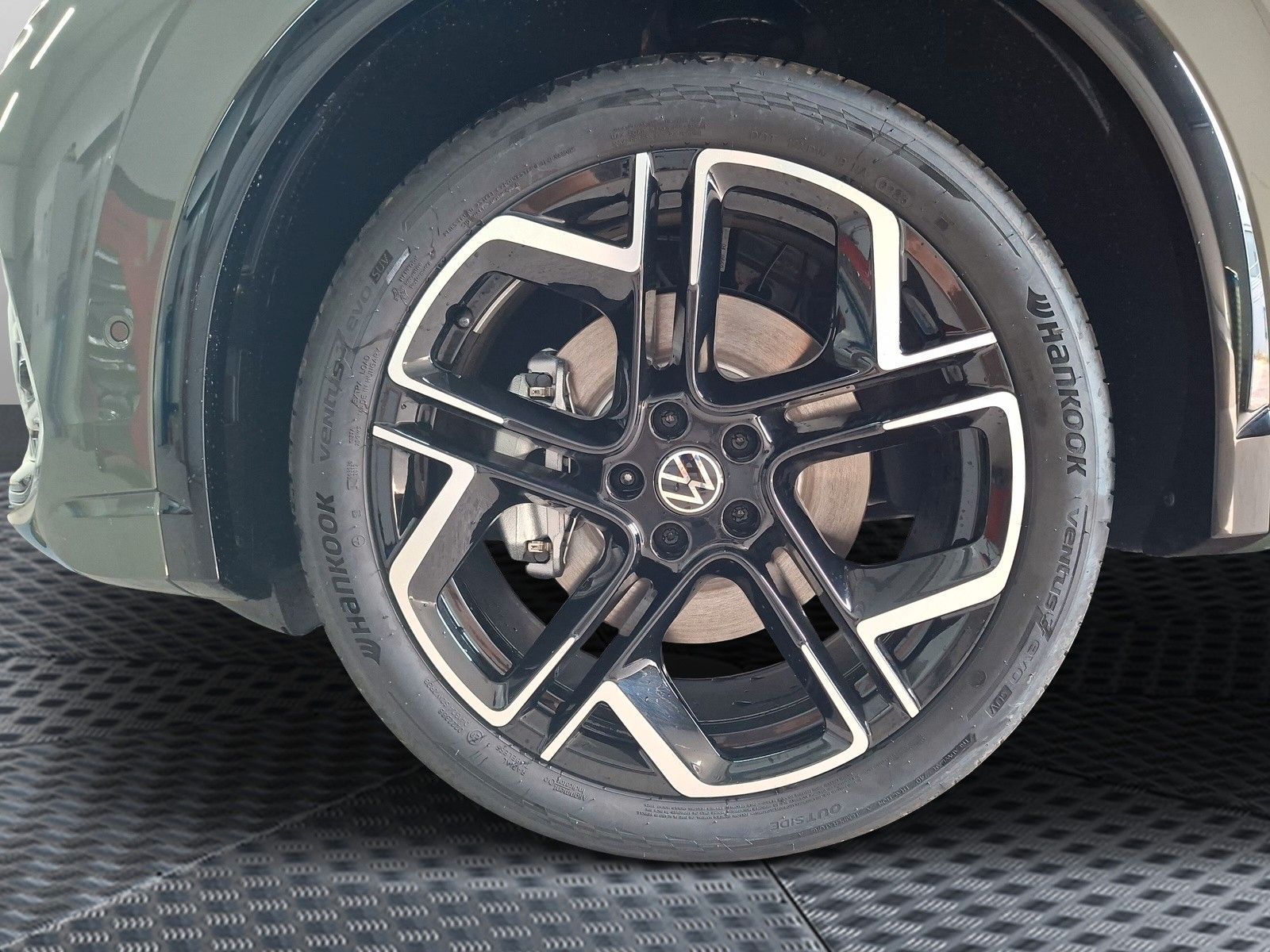 Fahrzeugabbildung Volkswagen Tiguan 2.0 TSI 4M R-Line Pano 20"DCC Headup