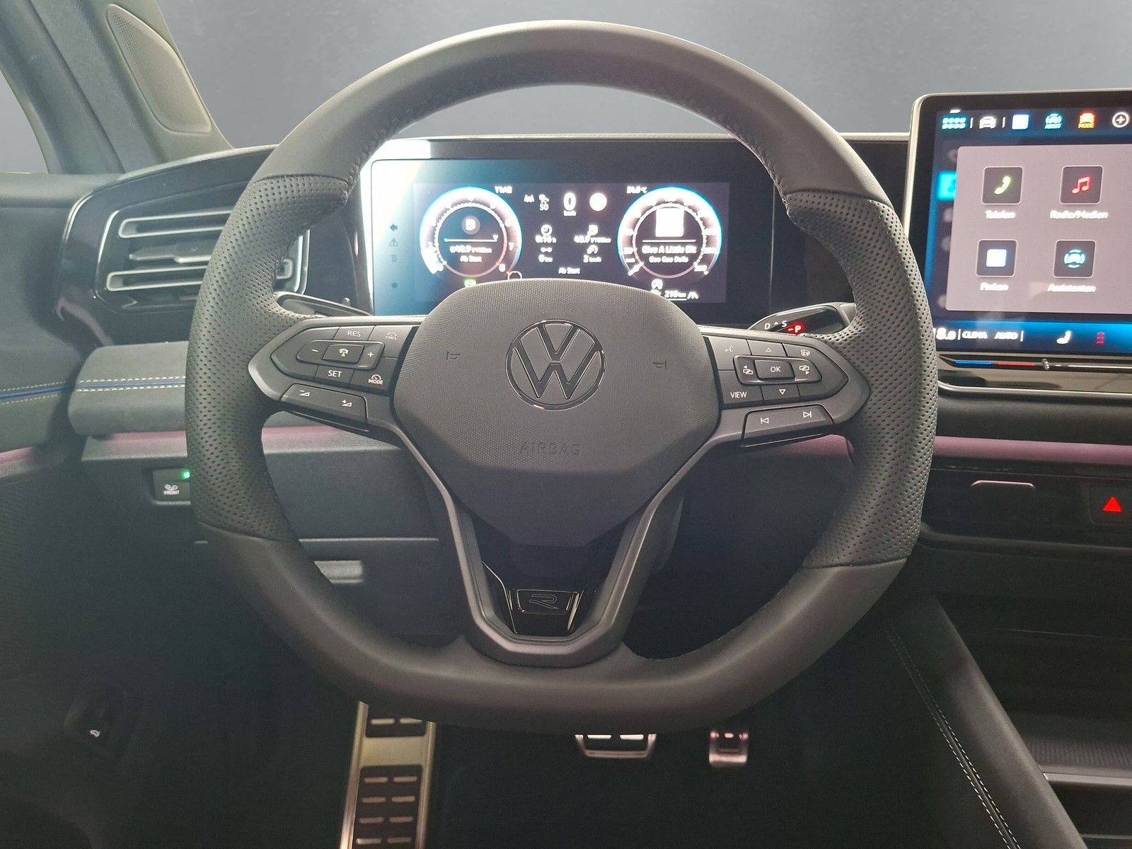 Fahrzeugabbildung Volkswagen Tiguan 2.0 TSI 4M R-Line Pano 20"DCC Headup