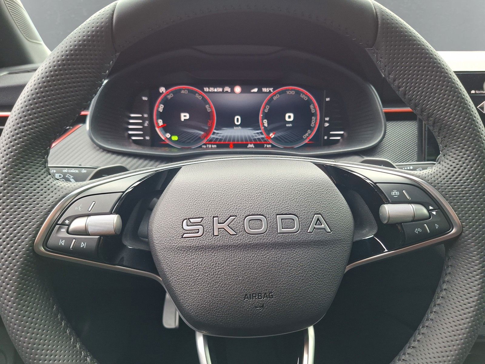 Fahrzeugabbildung SKODA Kamiq 1.5TSI Monte Carlo Pano Matrix 18"eHeckAHK