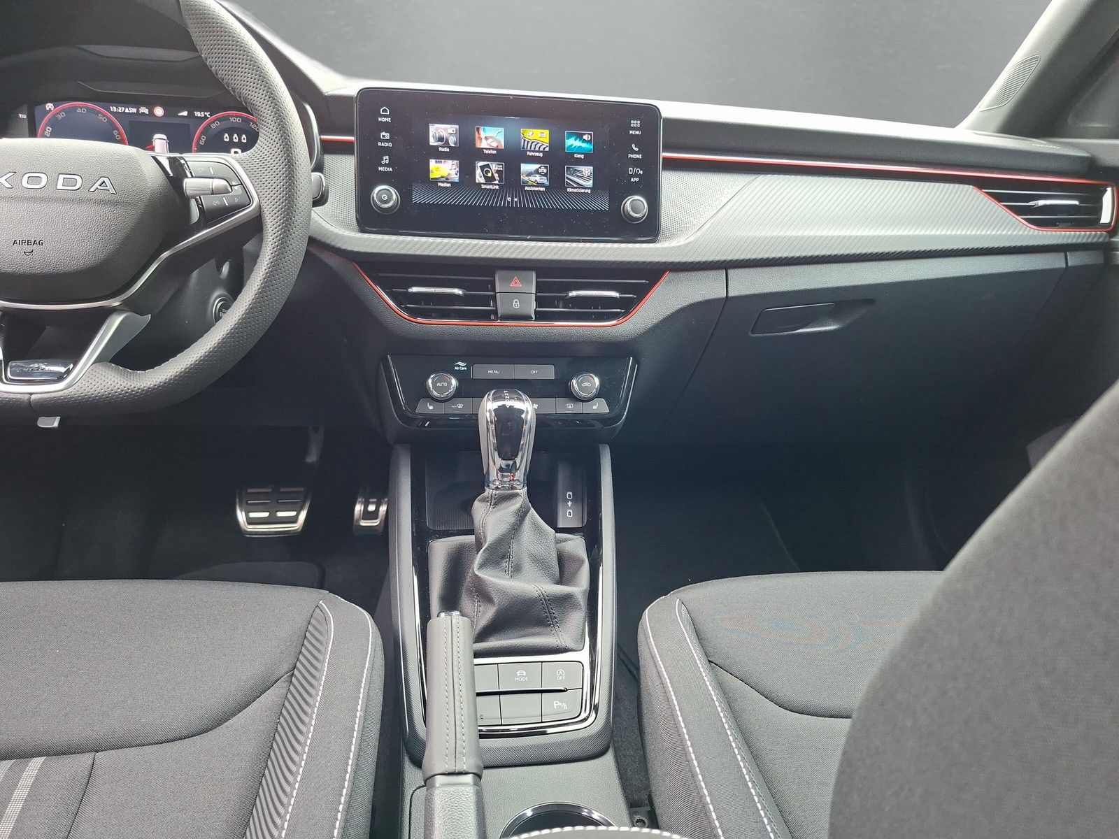 Fahrzeugabbildung SKODA Kamiq 1.5TSI Monte Carlo Pano Matrix 18"eHeckAHK