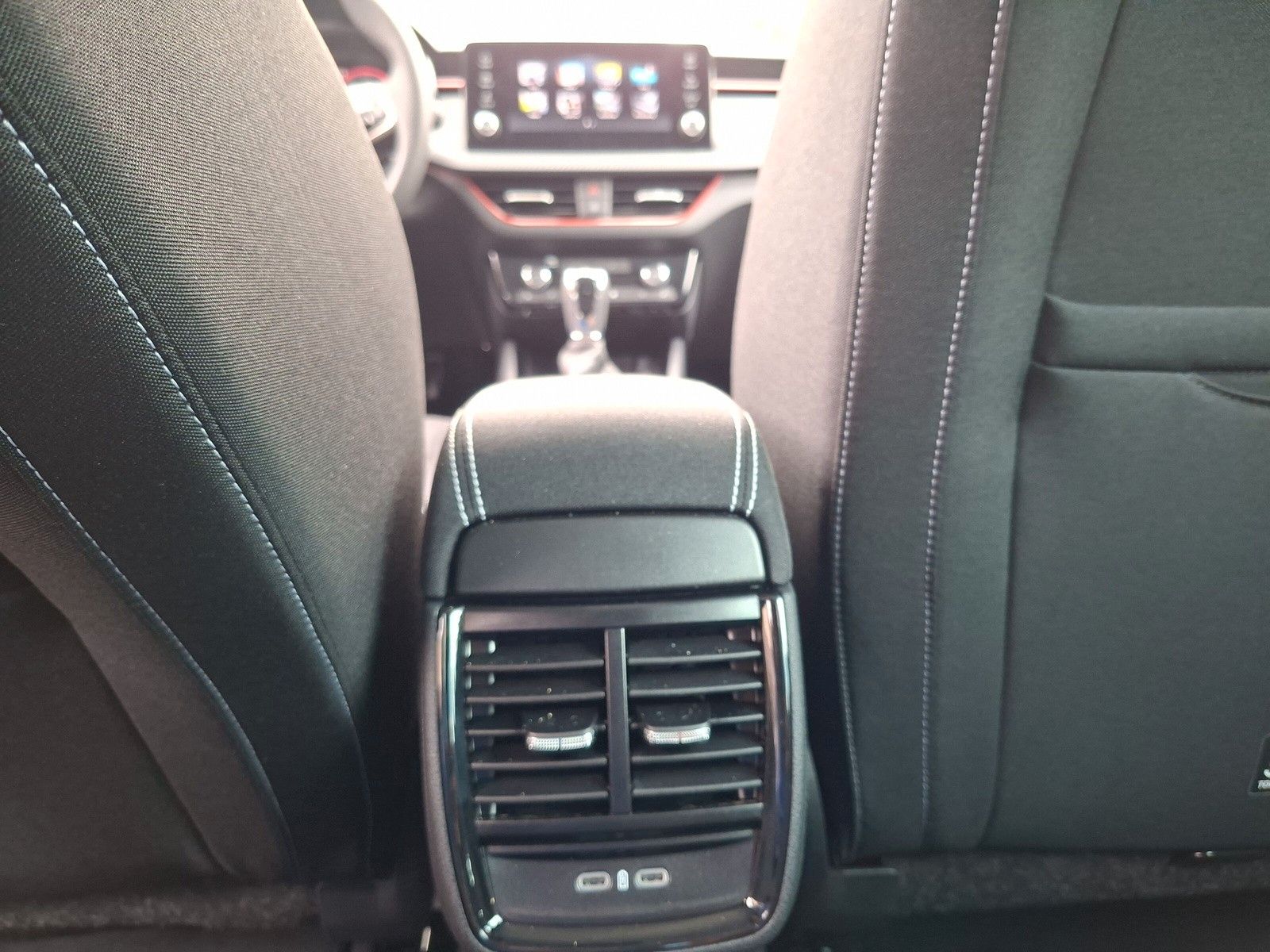 Fahrzeugabbildung SKODA Kamiq 1.5TSI Monte Carlo Pano Matrix 18"eHeckAHK