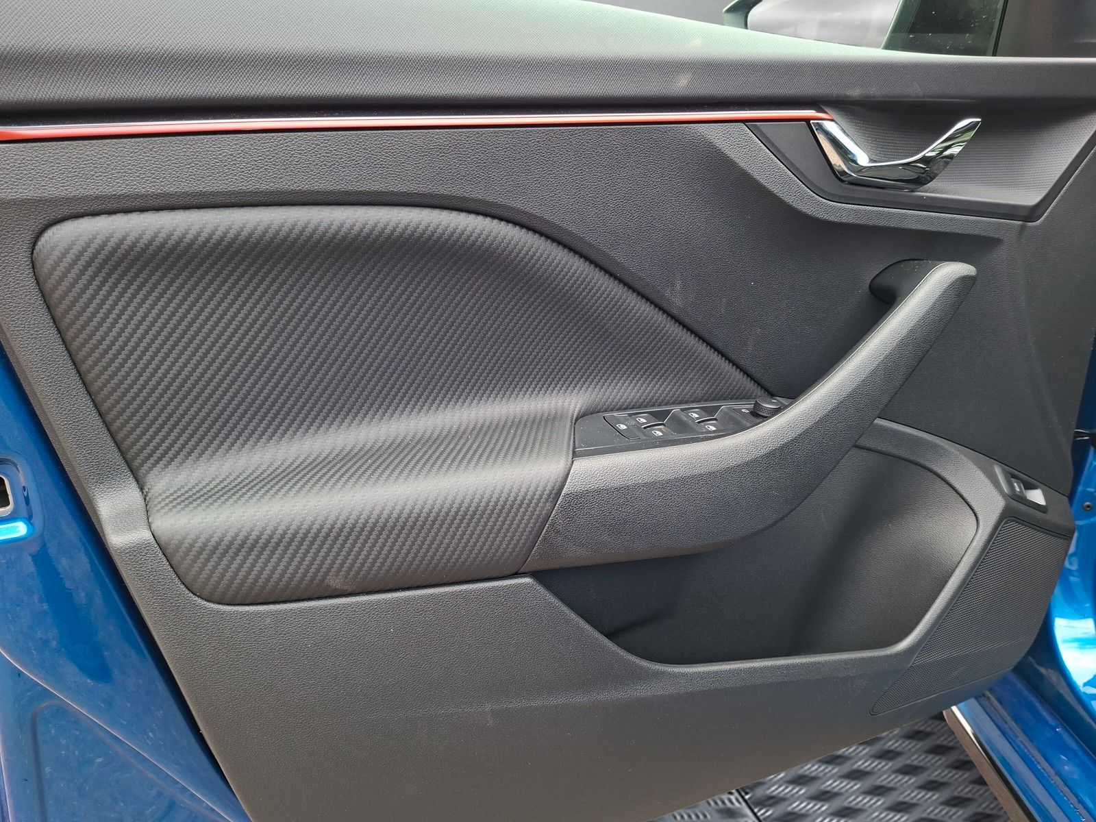 Fahrzeugabbildung SKODA Kamiq 1.5TSI Monte Carlo Pano Matrix 18"eHeckAHK