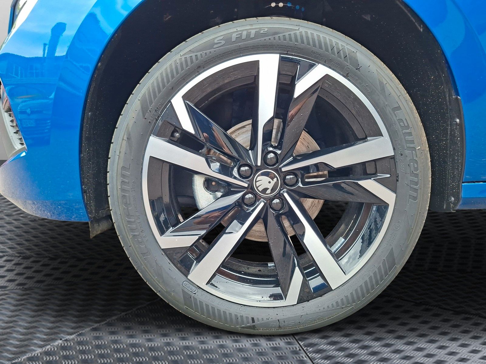 Fahrzeugabbildung SKODA Kamiq 1.5TSI Monte Carlo Pano Matrix 18"eHeckAHK