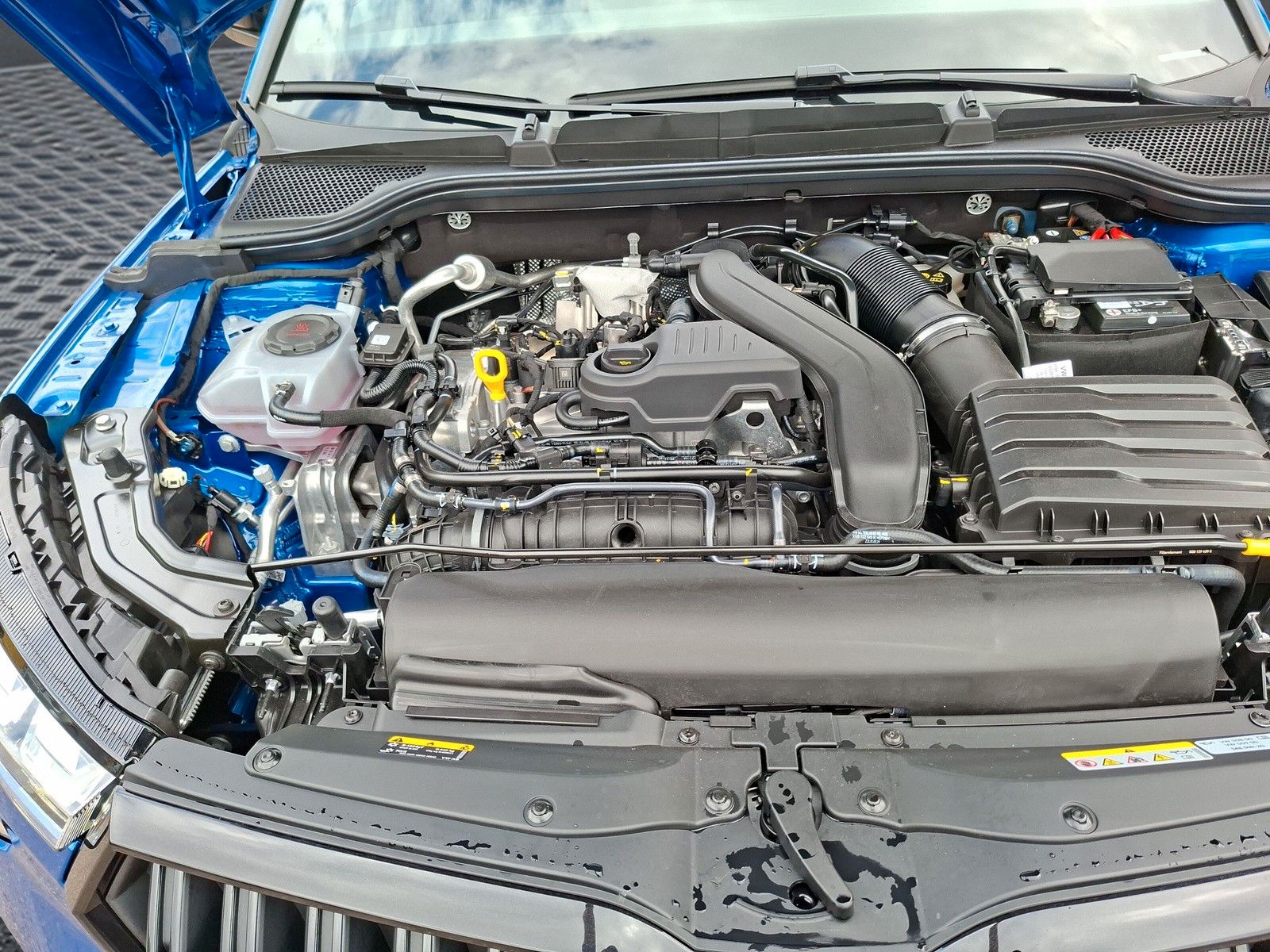 Fahrzeugabbildung SKODA Kamiq 1.5TSI Monte Carlo Pano Matrix 18"eHeckAHK