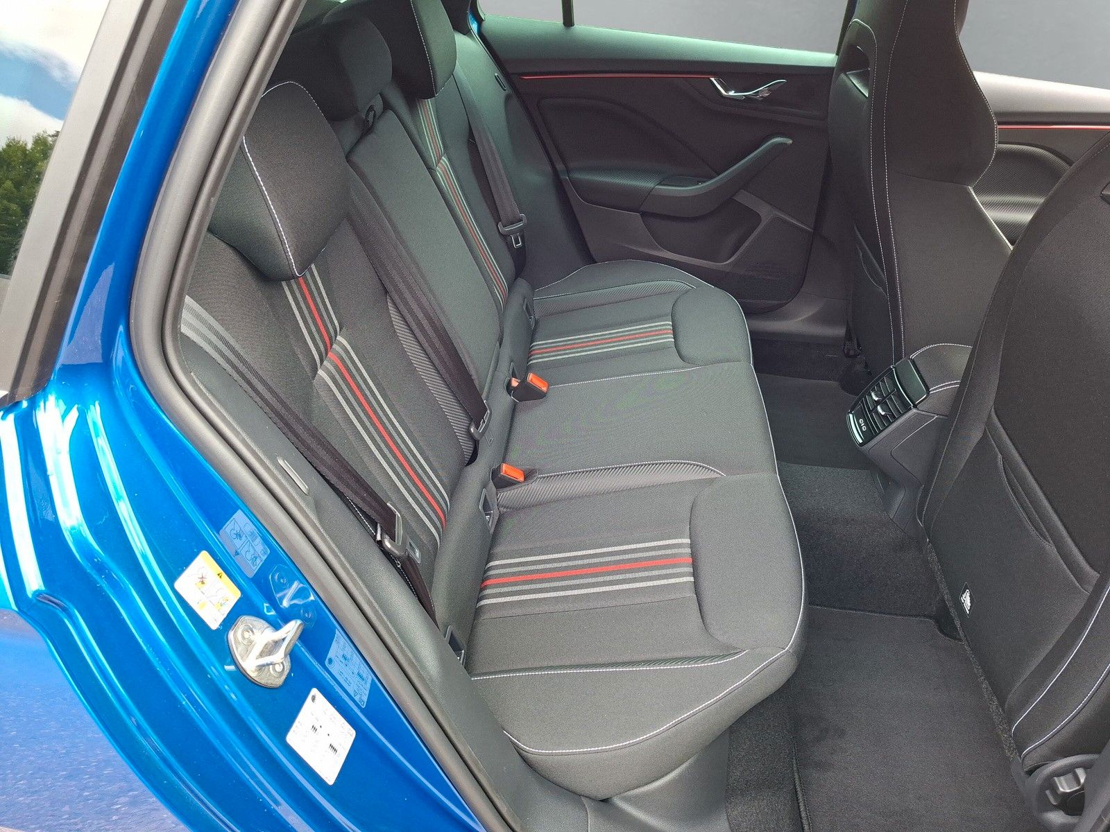 Fahrzeugabbildung SKODA Kamiq 1.5TSI Monte Carlo Pano Matrix 18"eHeckAHK