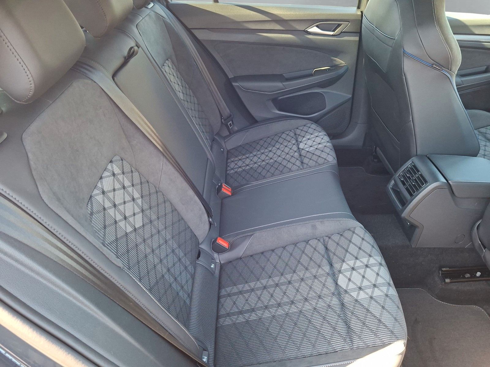 Fahrzeugabbildung Volkswagen Golf VIII 1.5eTSI R-Line Pano18" LED Plus Standh