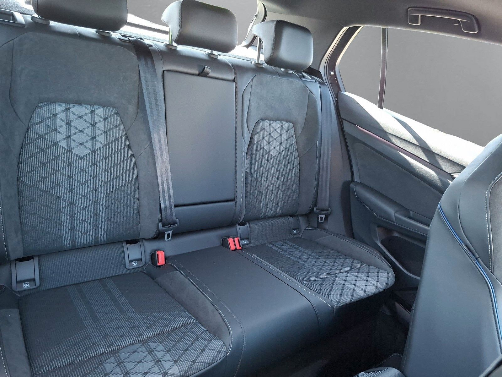 Fahrzeugabbildung Volkswagen Golf VIII 1.5eTSI R-Line Pano18" LED Plus Standh