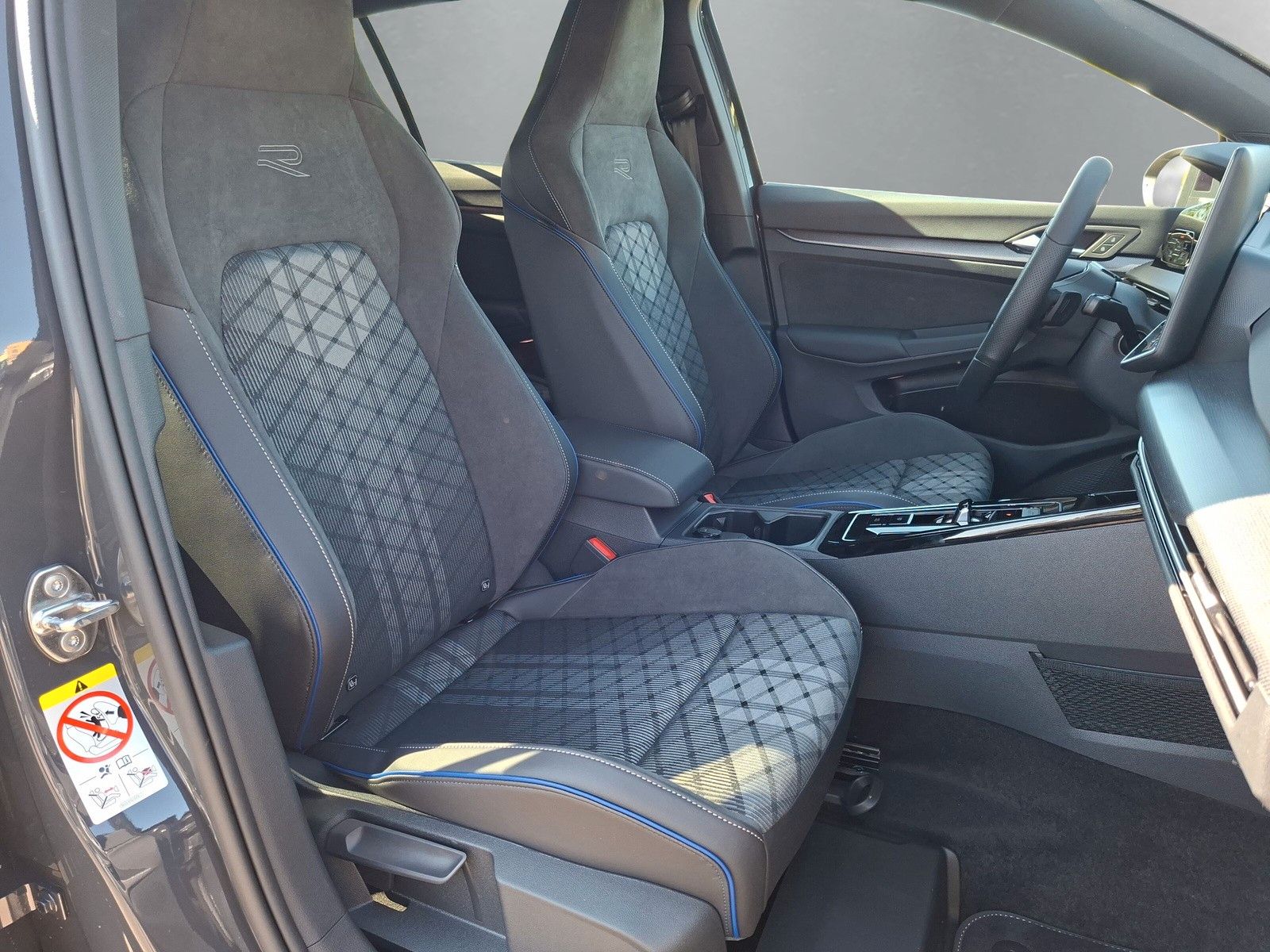 Fahrzeugabbildung Volkswagen Golf VIII 1.5eTSI R-Line Pano18" LED Plus Standh