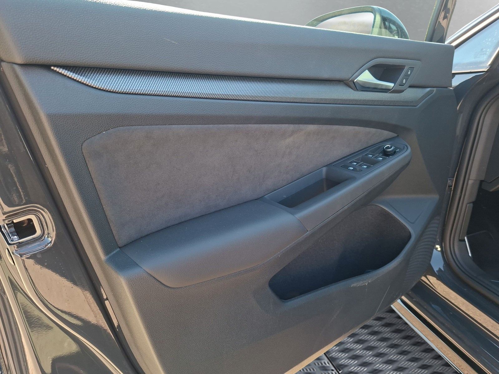 Fahrzeugabbildung Volkswagen Golf VIII 1.5eTSI R-Line Pano18" LED Plus Standh