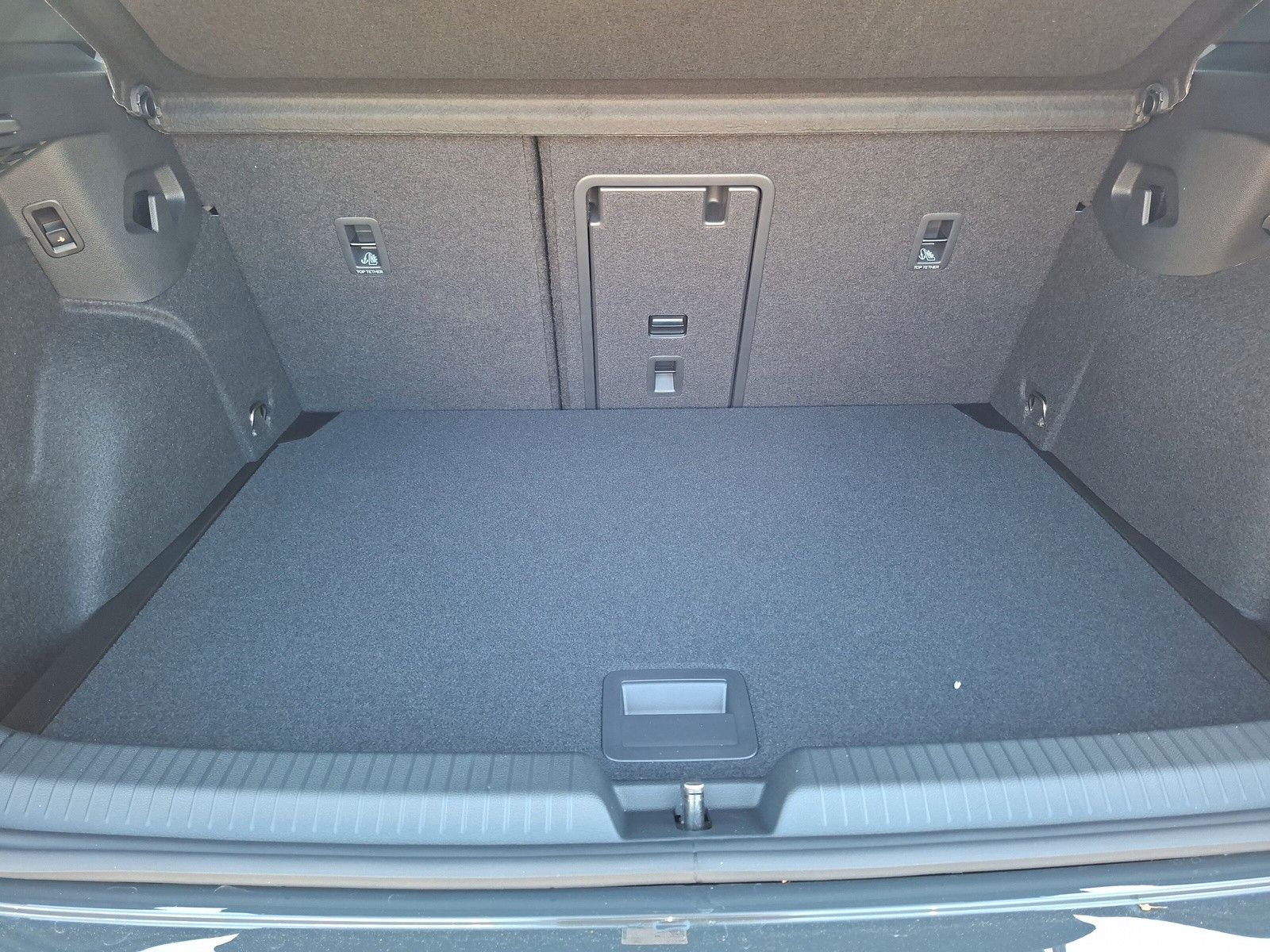 Fahrzeugabbildung Volkswagen Golf VIII 1.5eTSI R-Line Pano18" LED Plus Standh