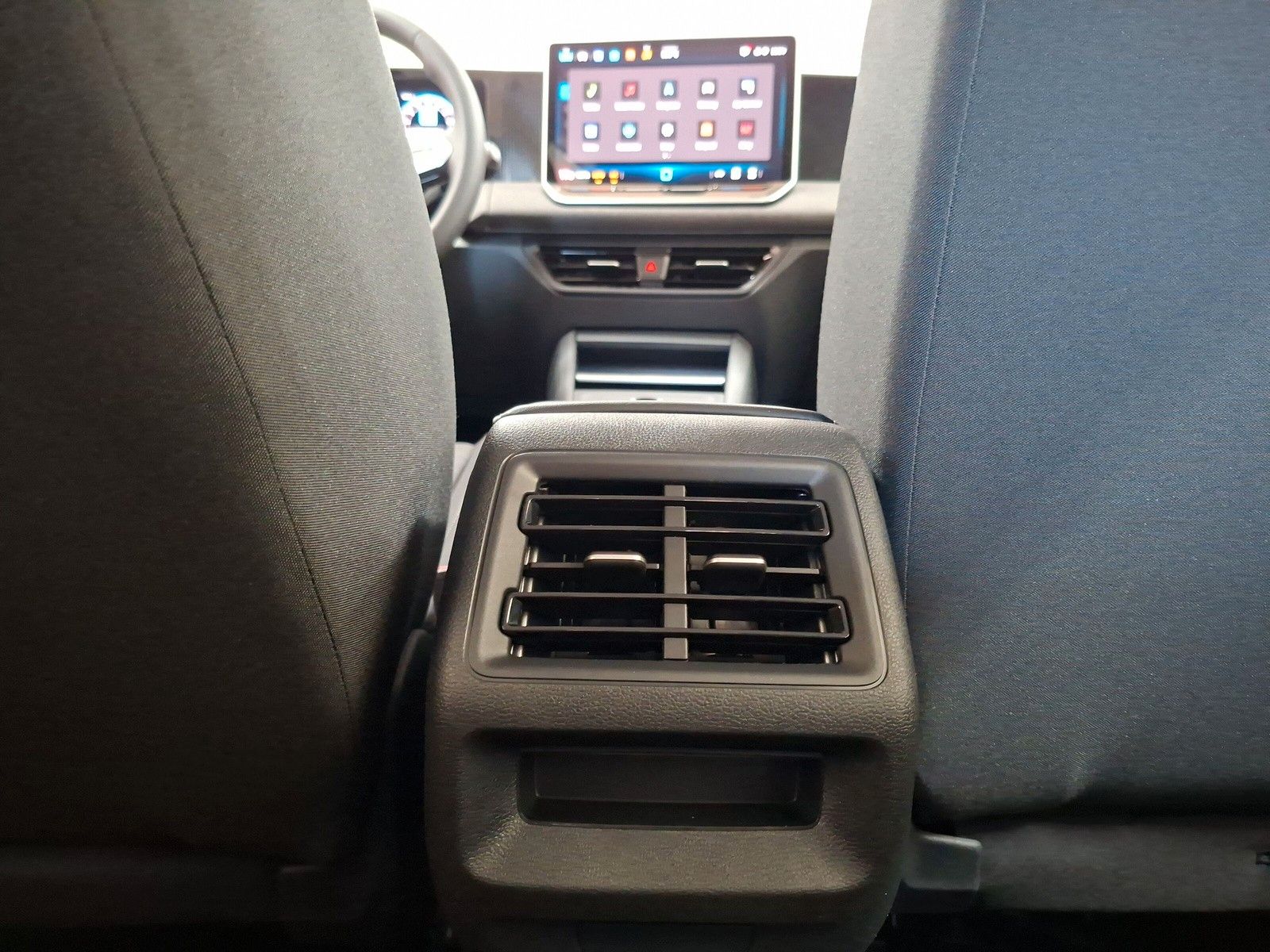 Fahrzeugabbildung Volkswagen Tiguan 1.5 eTSI DSG AHK Side LED ACC