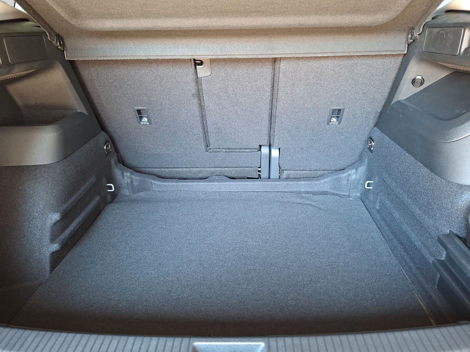 Fahrzeugabbildung Volkswagen Tiguan 1.5 eTSI DSG AHK Side LED ACC