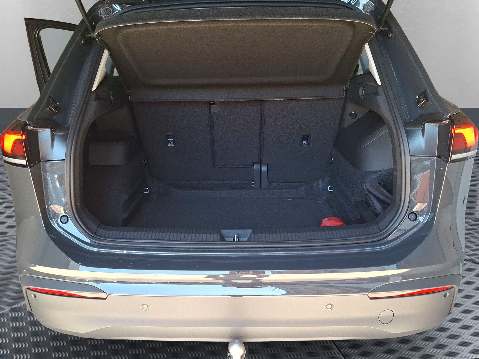 Fahrzeugabbildung Volkswagen Tiguan 1.5 eTSI DSG AHK Side LED ACC