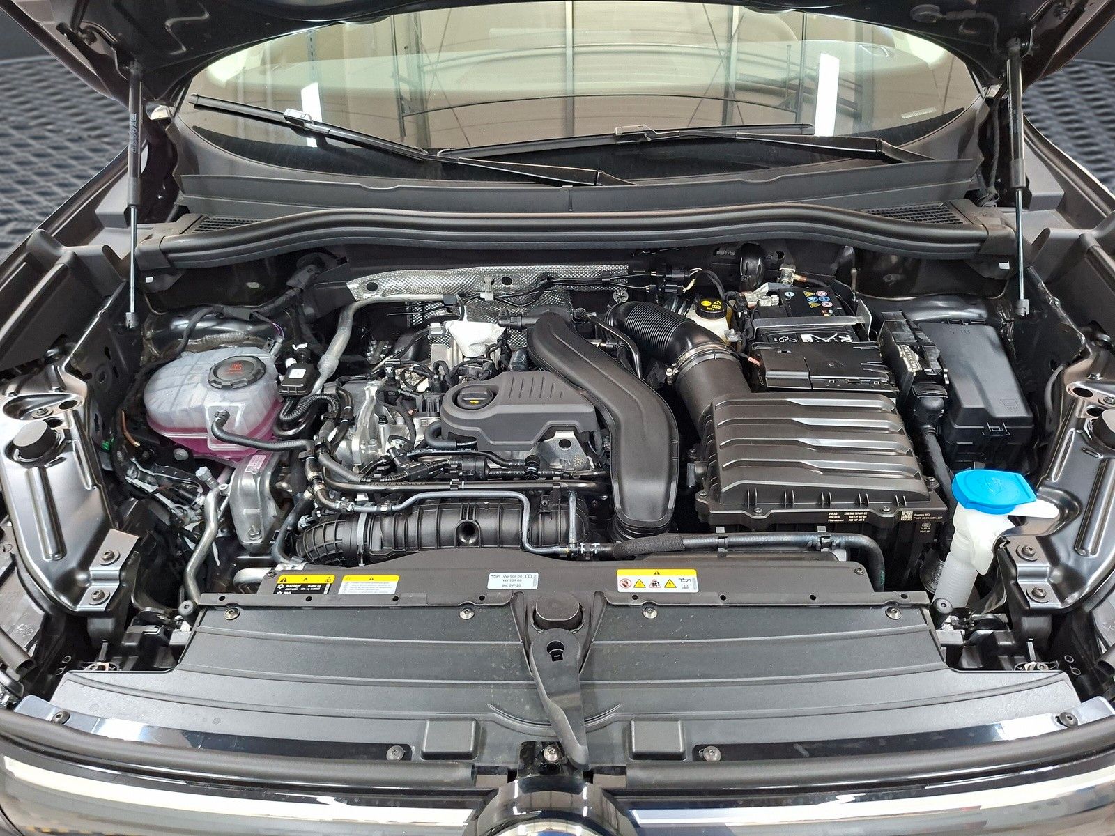 Fahrzeugabbildung Volkswagen Tiguan 1.5 eTSI DSG AHK Side LED ACC