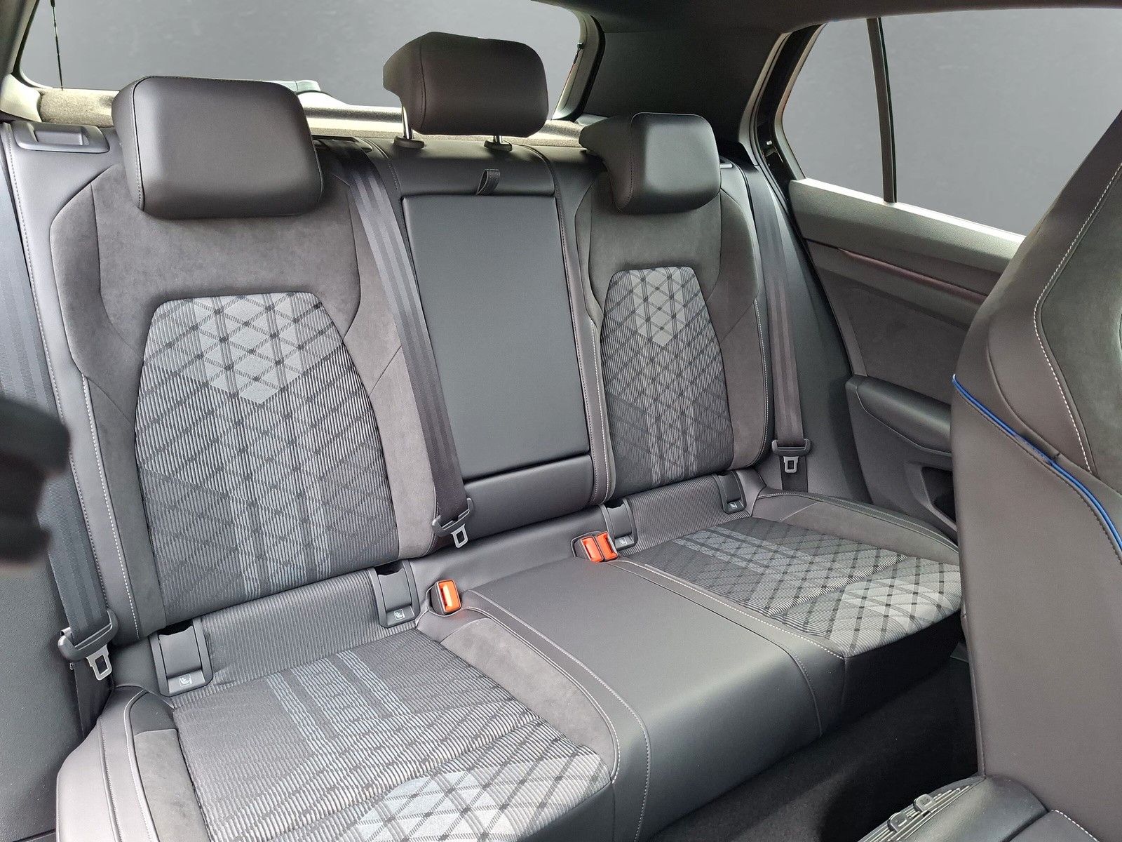 Fahrzeugabbildung Volkswagen Golf VIII 1.5eTSI Neu R-Line Pano18"SideACC AHK