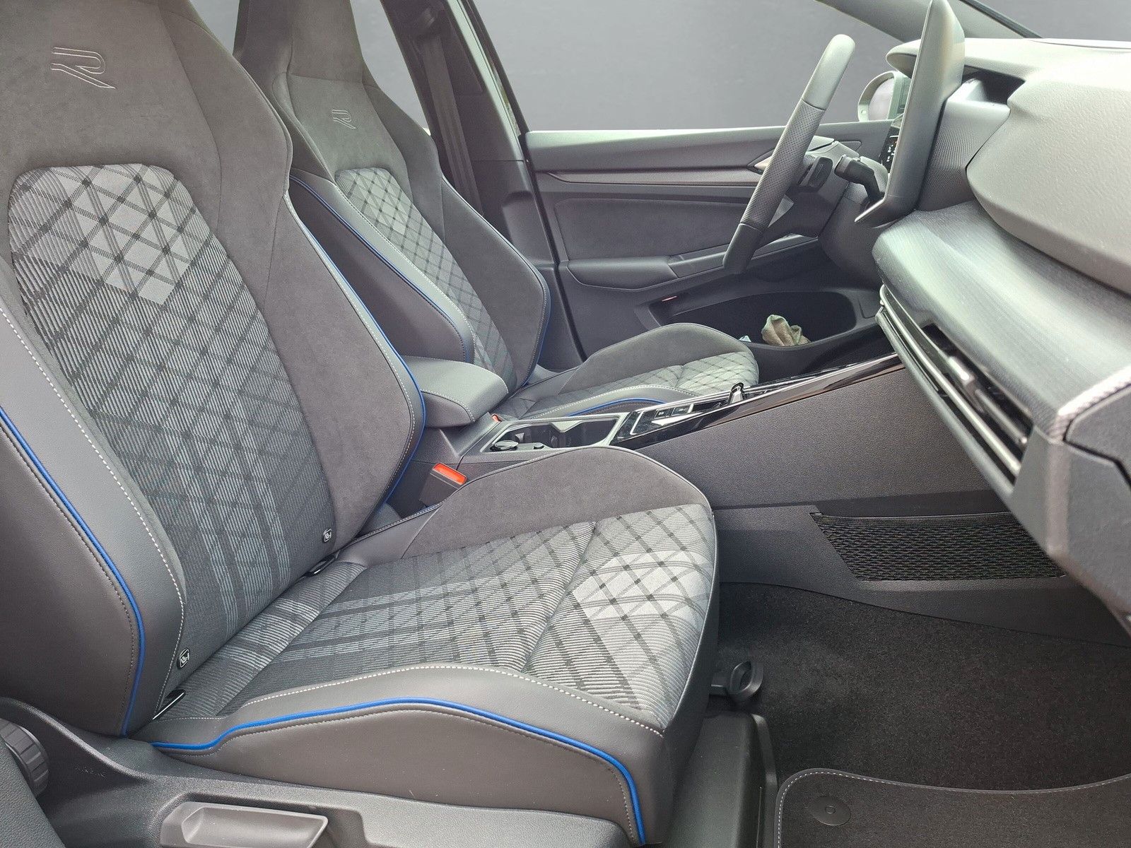 Fahrzeugabbildung Volkswagen Golf VIII 1.5eTSI Neu R-Line Pano18"SideACC AHK