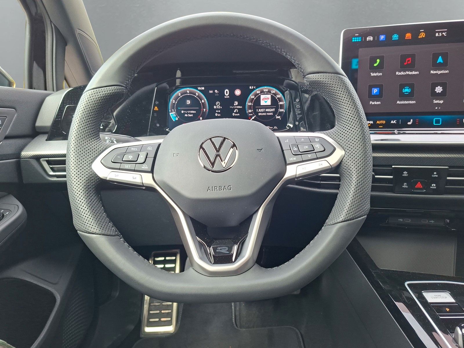 Fahrzeugabbildung Volkswagen Golf VIII 1.5eTSI Neu R-Line Pano18"SideACC AHK