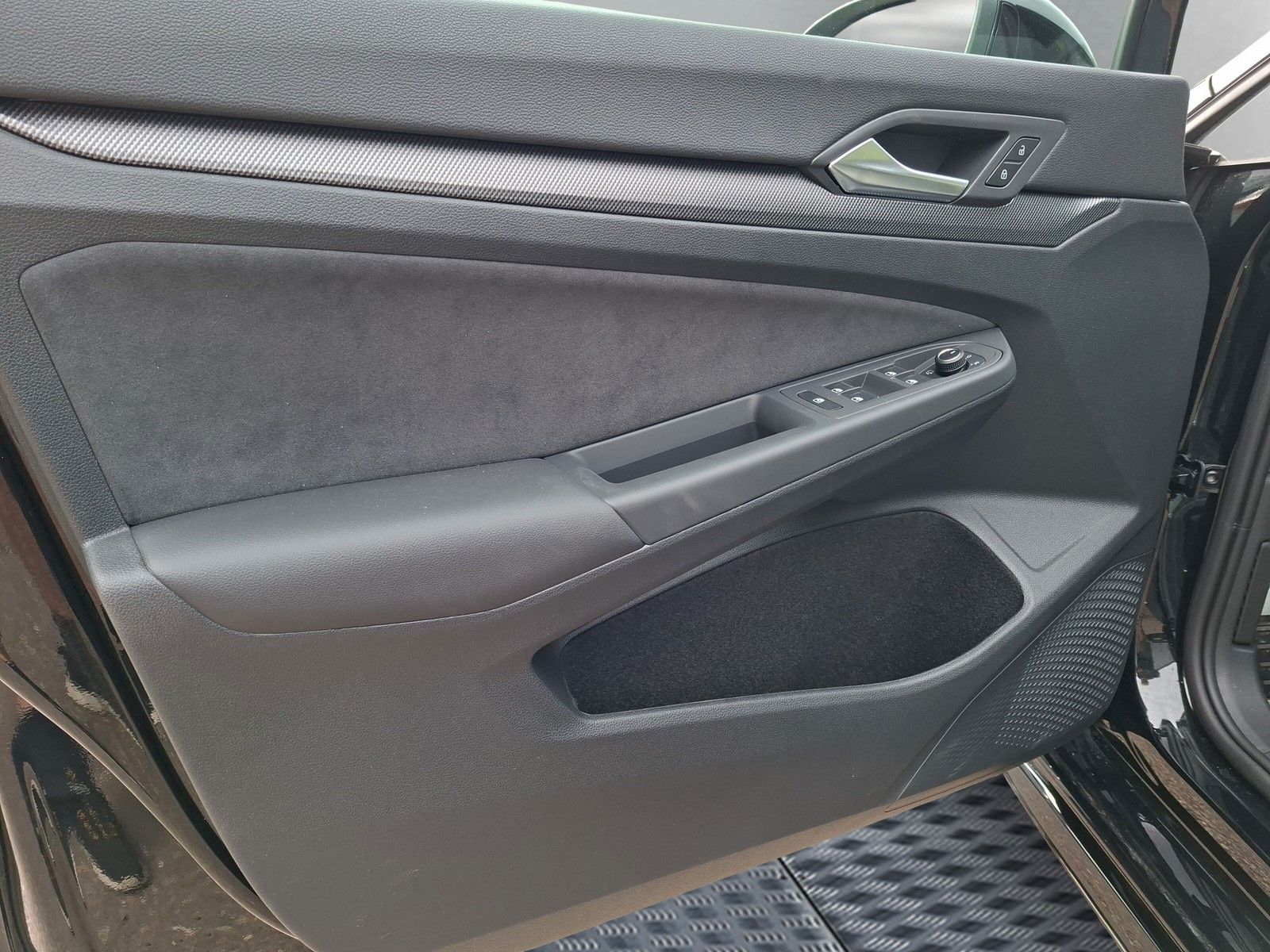 Fahrzeugabbildung Volkswagen Golf VIII 1.5eTSI Neu R-Line Pano18"SideACC AHK