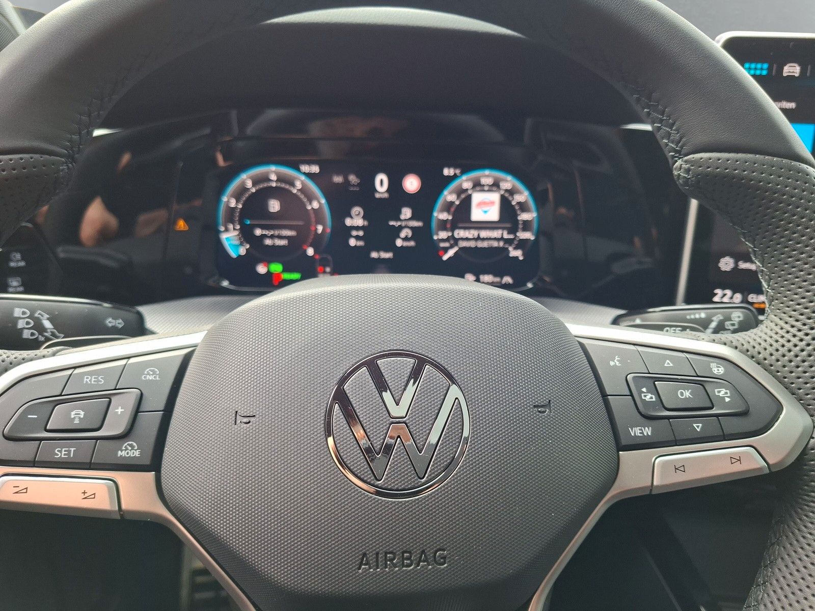 Fahrzeugabbildung Volkswagen Golf VIII 1.5eTSI Neu R-Line Pano18"SideACC AHK