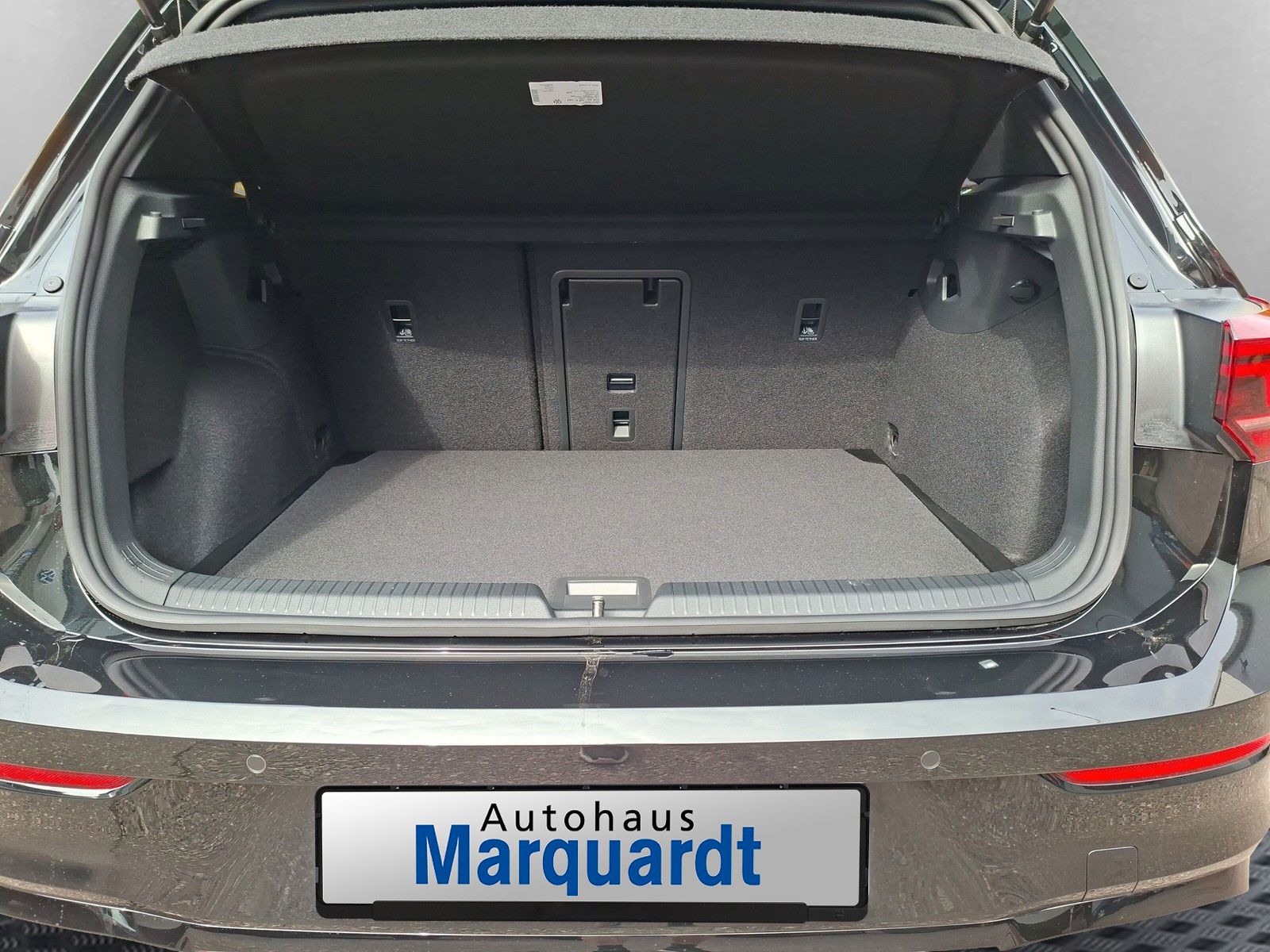 Fahrzeugabbildung Volkswagen Golf VIII 1.5eTSI Neu R-Line Pano18"SideACC AHK