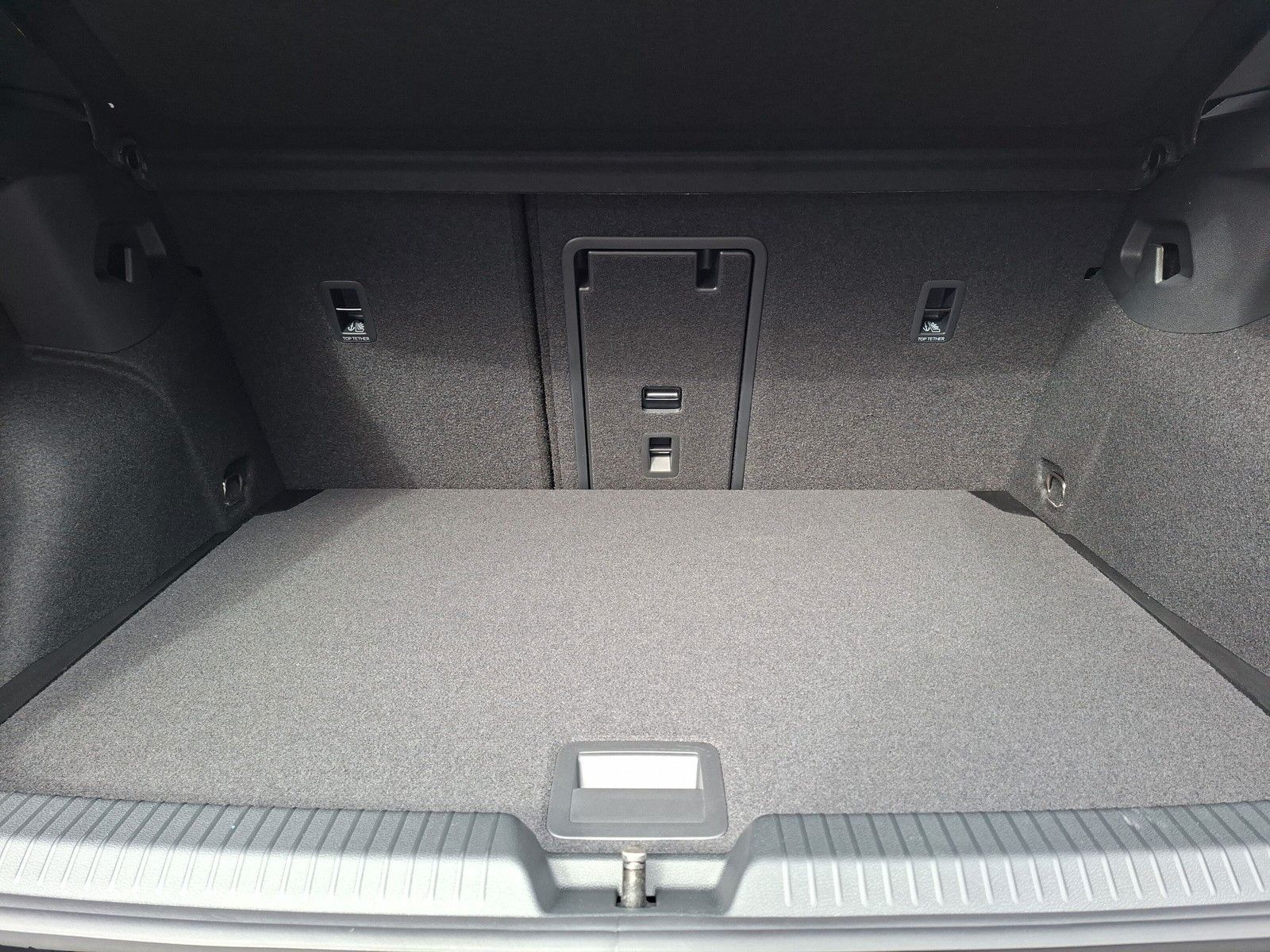 Fahrzeugabbildung Volkswagen Golf VIII 1.5eTSI Neu R-Line Pano18"SideACC AHK