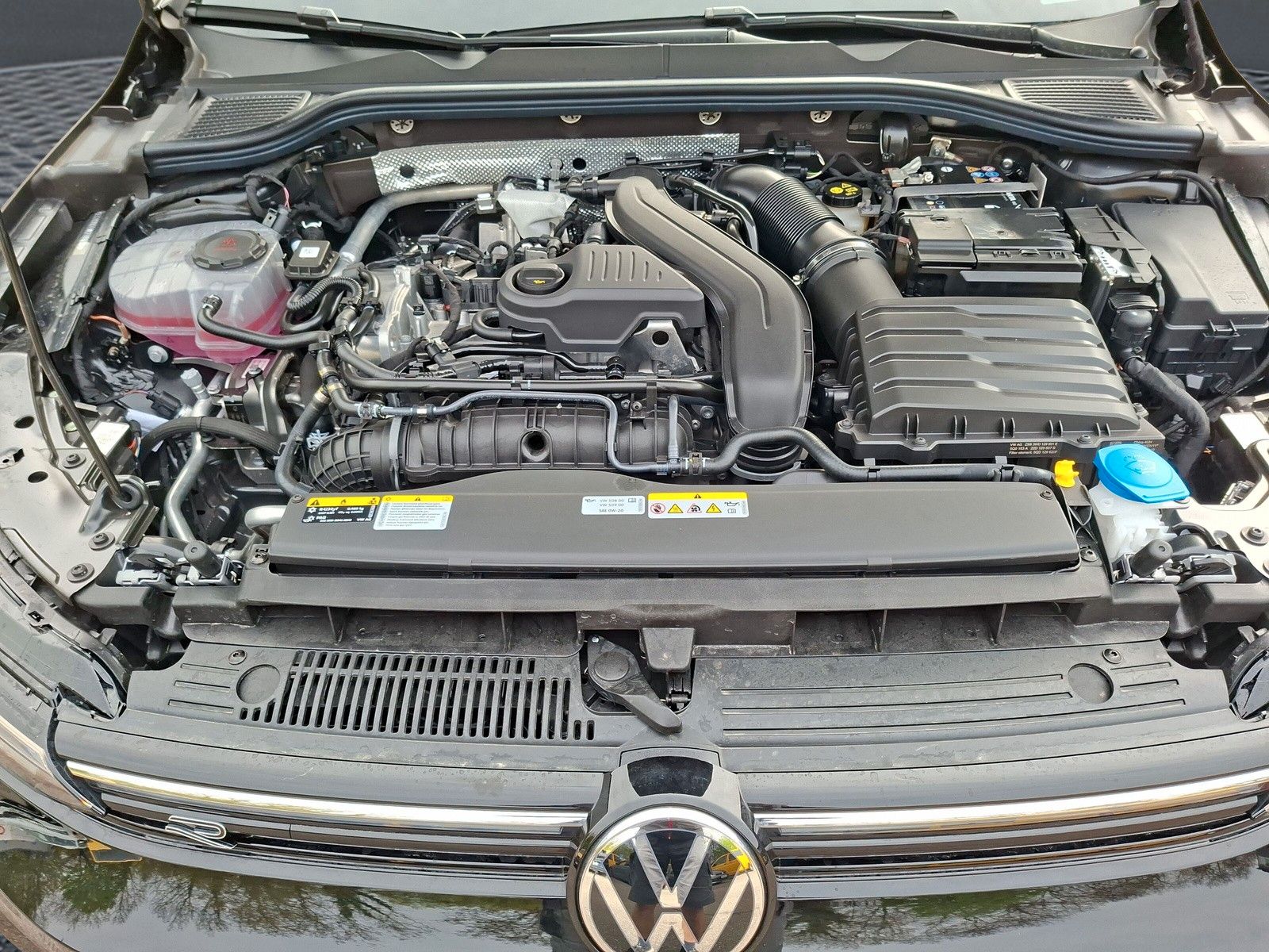 Fahrzeugabbildung Volkswagen Golf VIII 1.5eTSI Neu R-Line Pano18"SideACC AHK