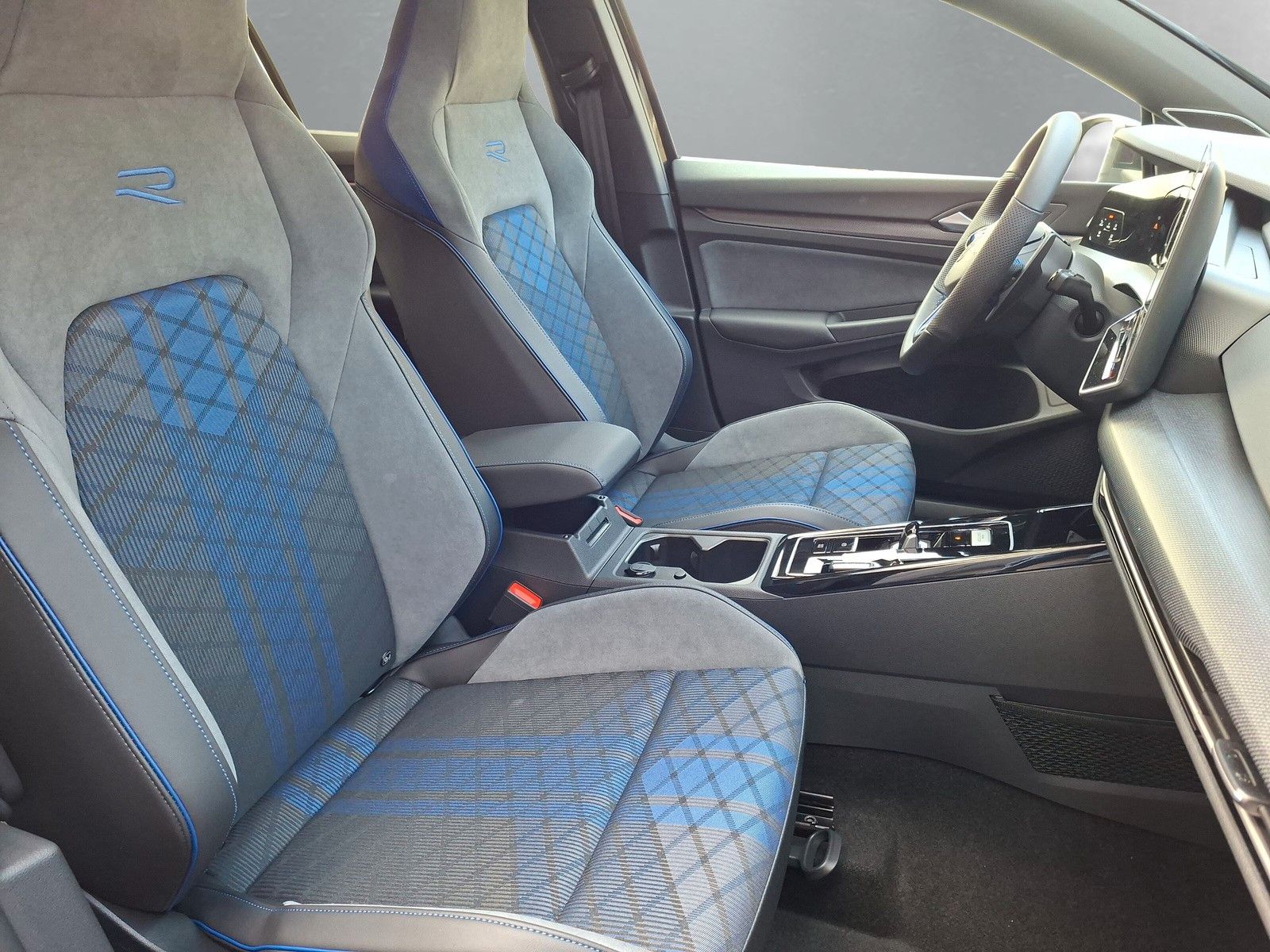 Fahrzeugabbildung Volkswagen Golf VIII 8 R 2.0TSI 4M Pano Akrapovic AHK 360°