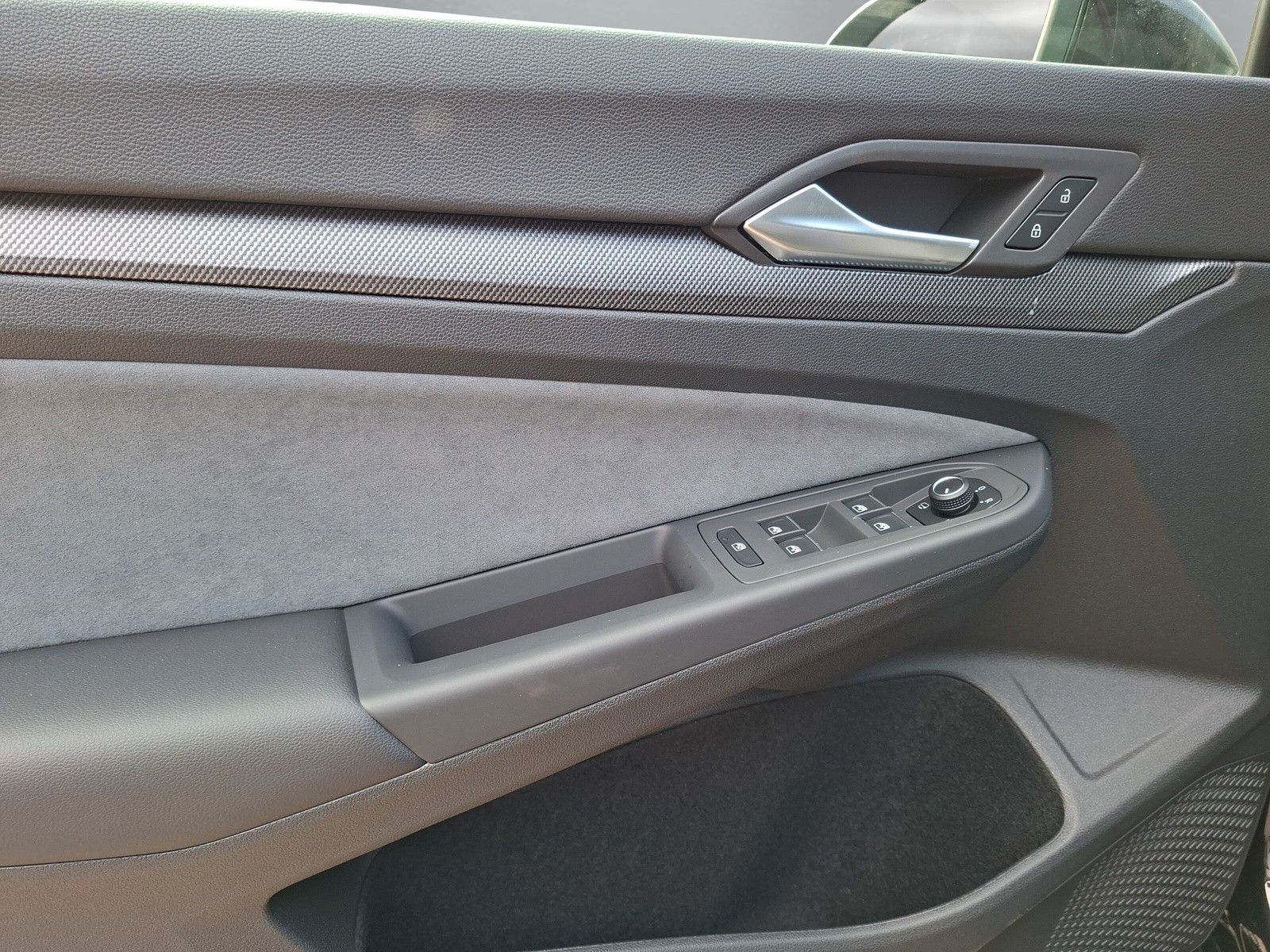 Fahrzeugabbildung Volkswagen Golf VIII 8 R 2.0TSI 4M Pano Akrapovic AHK 360°