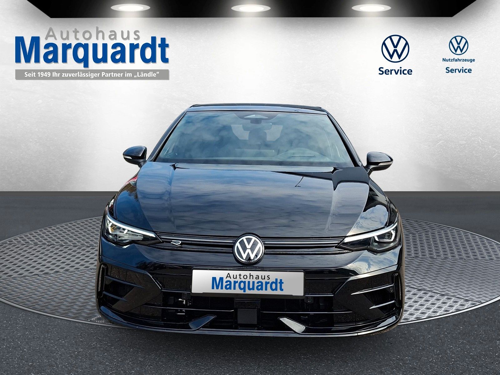 Fahrzeugabbildung Volkswagen Golf VIII 8 R 2.0TSI 4M Pano Akrapovic AHK 360°