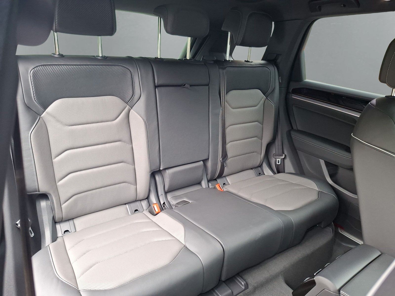 Fahrzeugabbildung Volkswagen Touareg 3.0 TDI 4M R-Line Final Edition Pano 22"