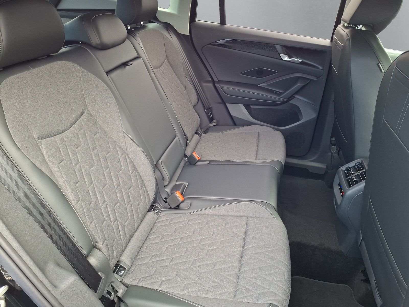 Fahrzeugabbildung Volkswagen Tiguan 2.0 TSI 4M 360°DCC Pano AHK LED Plus