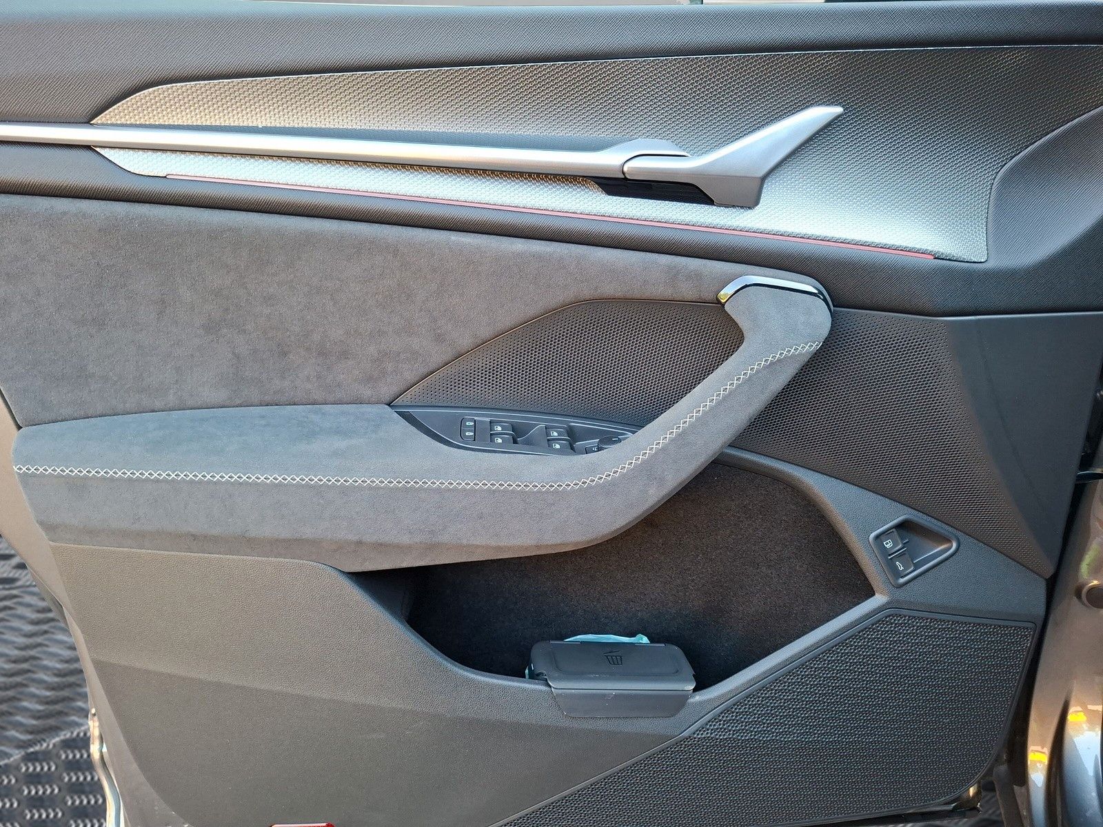 Fahrzeugabbildung SKODA Kodiaq Sportline 1.5TSI Plug In Pano AHK 360 20"