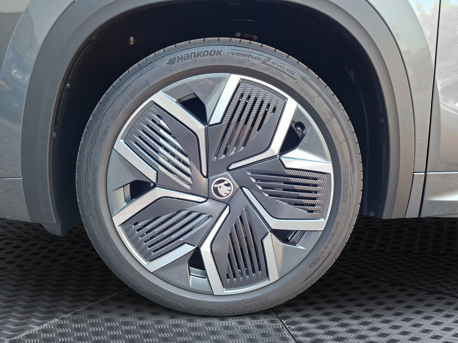 Fahrzeugabbildung SKODA Kodiaq Sportline 1.5TSI Plug In Pano AHK 360 20"