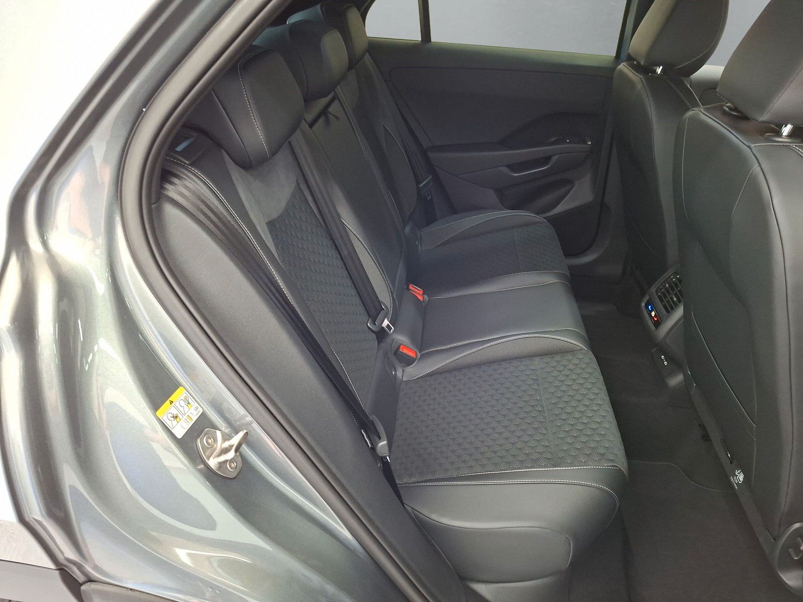 Fahrzeugabbildung Volkswagen T-Roc 1.5TSI DSG R-Line AHK ACC eHeck neues Mod!