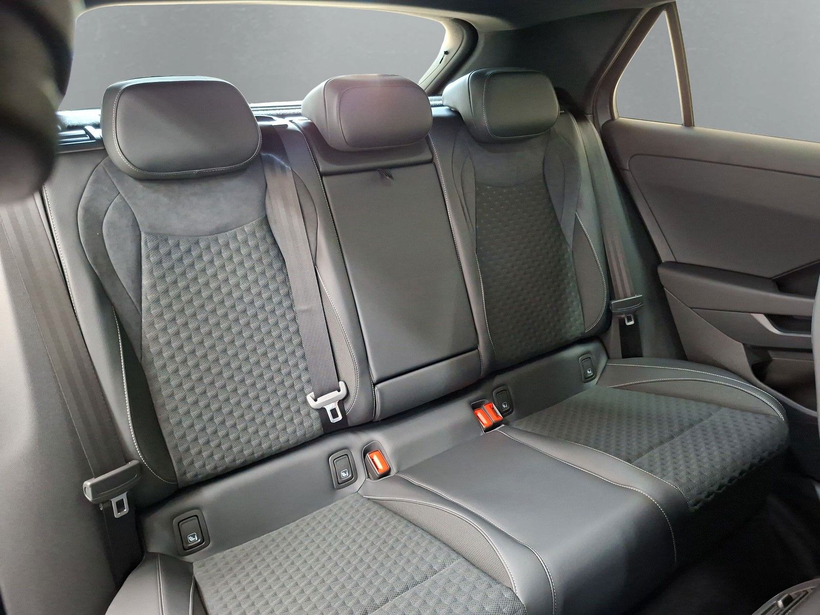 Fahrzeugabbildung Volkswagen T-Roc 1.5TSI DSG R-Line AHK ACC eHeck neues Mod!