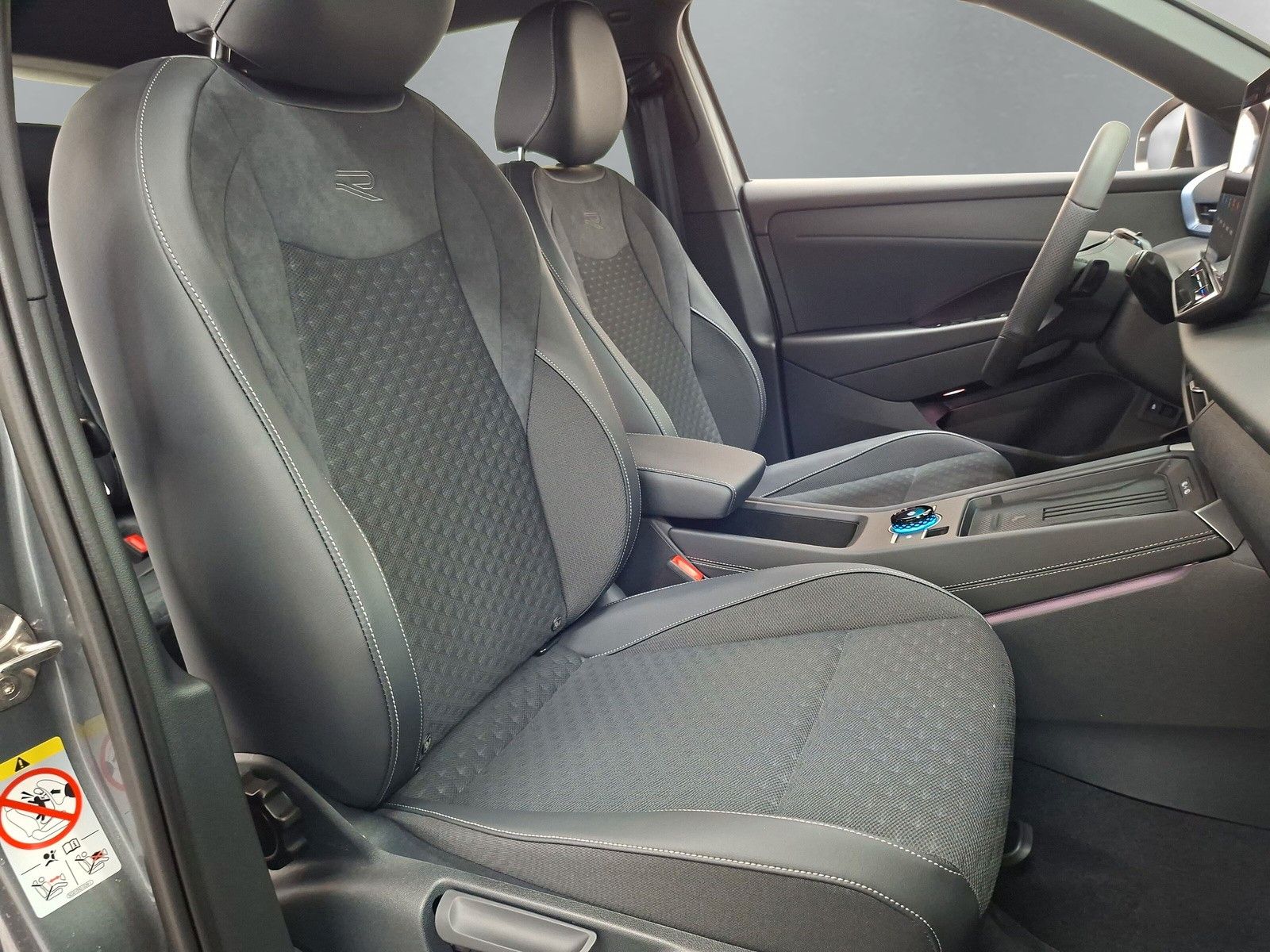 Fahrzeugabbildung Volkswagen T-Roc 1.5TSI DSG R-Line AHK ACC eHeck neues Mod!