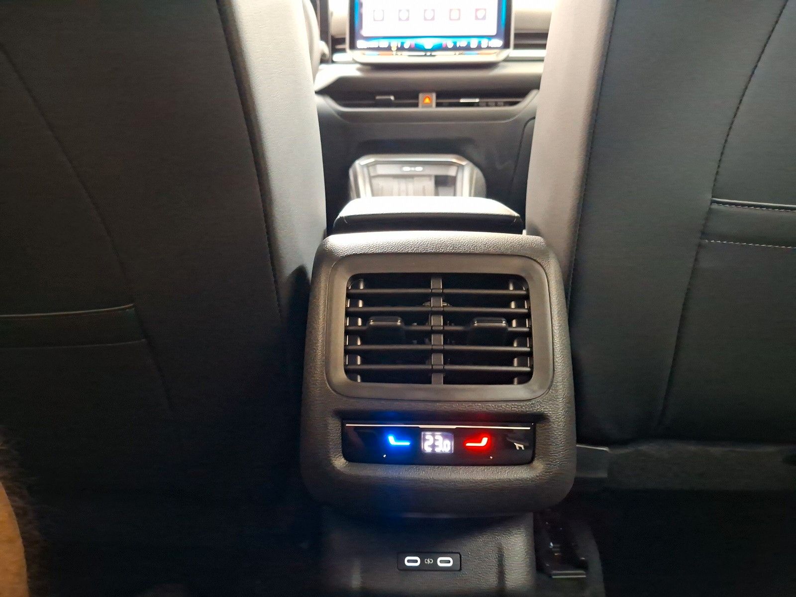 Fahrzeugabbildung Volkswagen T-Roc 1.5TSI DSG R-Line AHK ACC eHeck neues Mod!