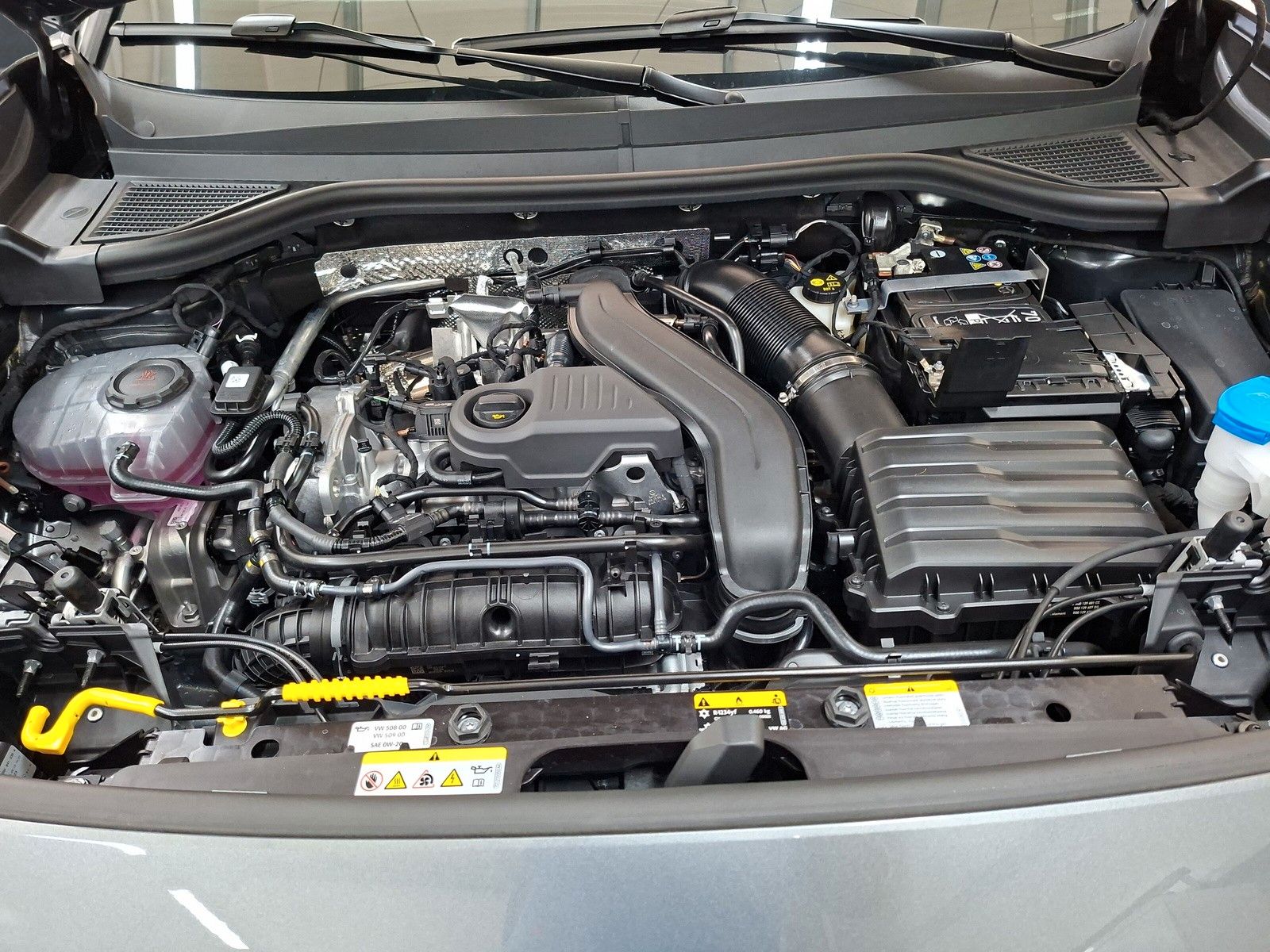Fahrzeugabbildung Volkswagen T-Roc 1.5TSI DSG R-Line AHK ACC eHeck neues Mod!