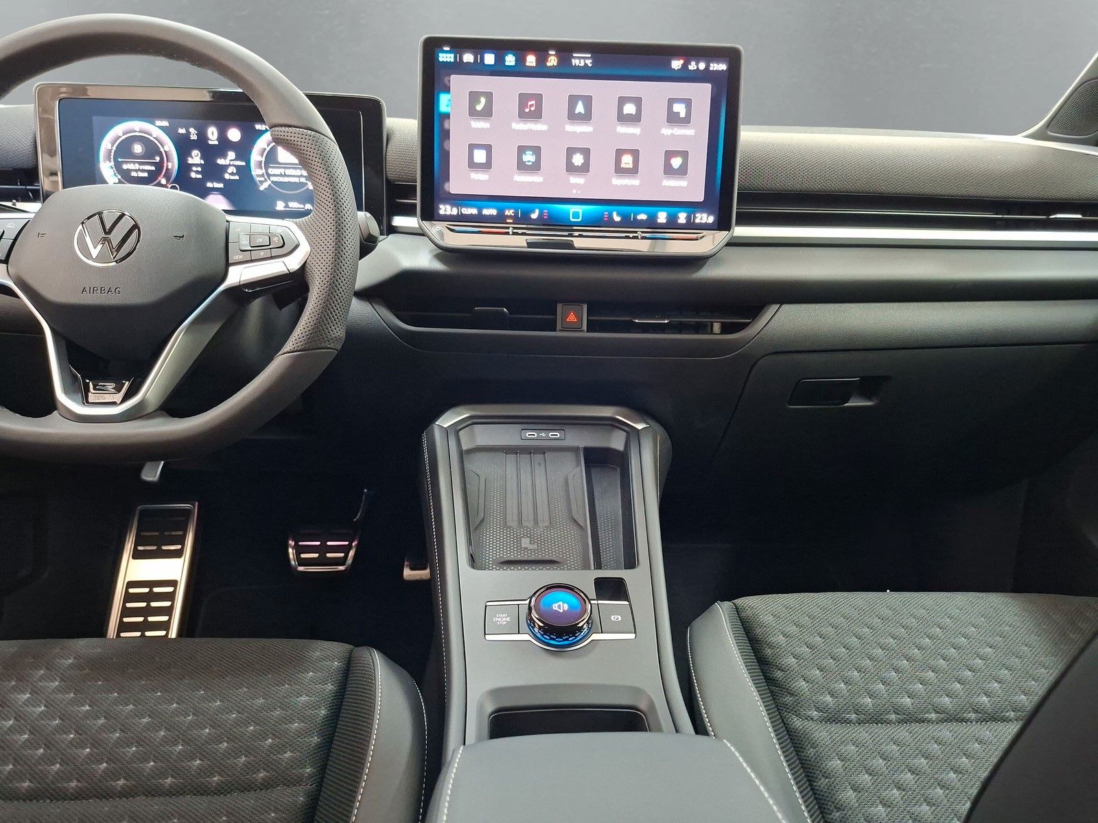 Fahrzeugabbildung Volkswagen T-Roc 1.5TSI DSG R-Line AHK ACC eHeck neues Mod!