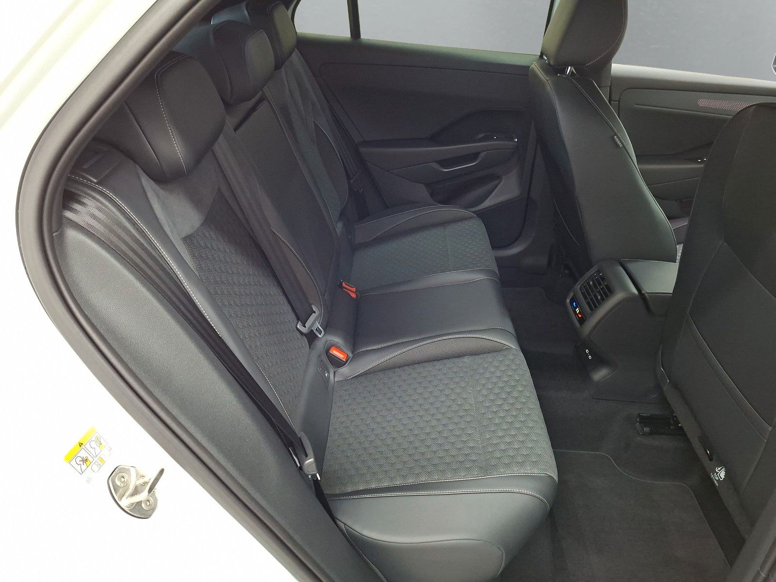 Fahrzeugabbildung Volkswagen T-Roc 1.5TSI R-Line AHK ACC Side eHeck Neues Mod