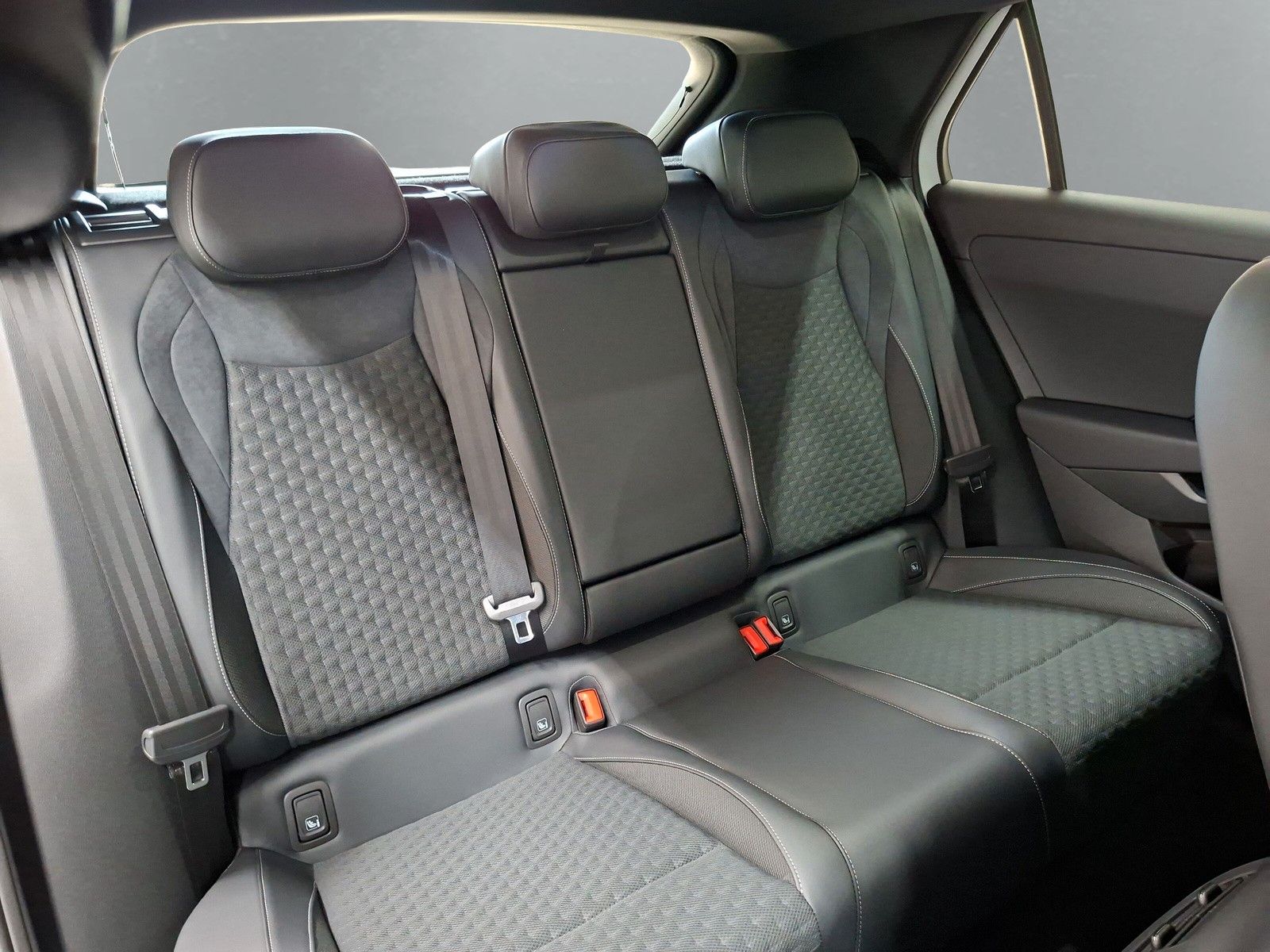 Fahrzeugabbildung Volkswagen T-Roc 1.5TSI R-Line AHK ACC Side eHeck Neues Mod
