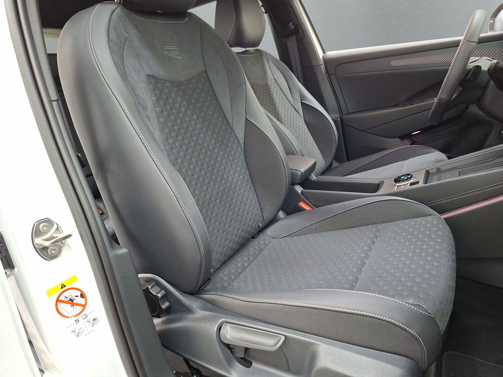 Fahrzeugabbildung Volkswagen T-Roc 1.5TSI R-Line AHK ACC Side eHeck Neues Mod