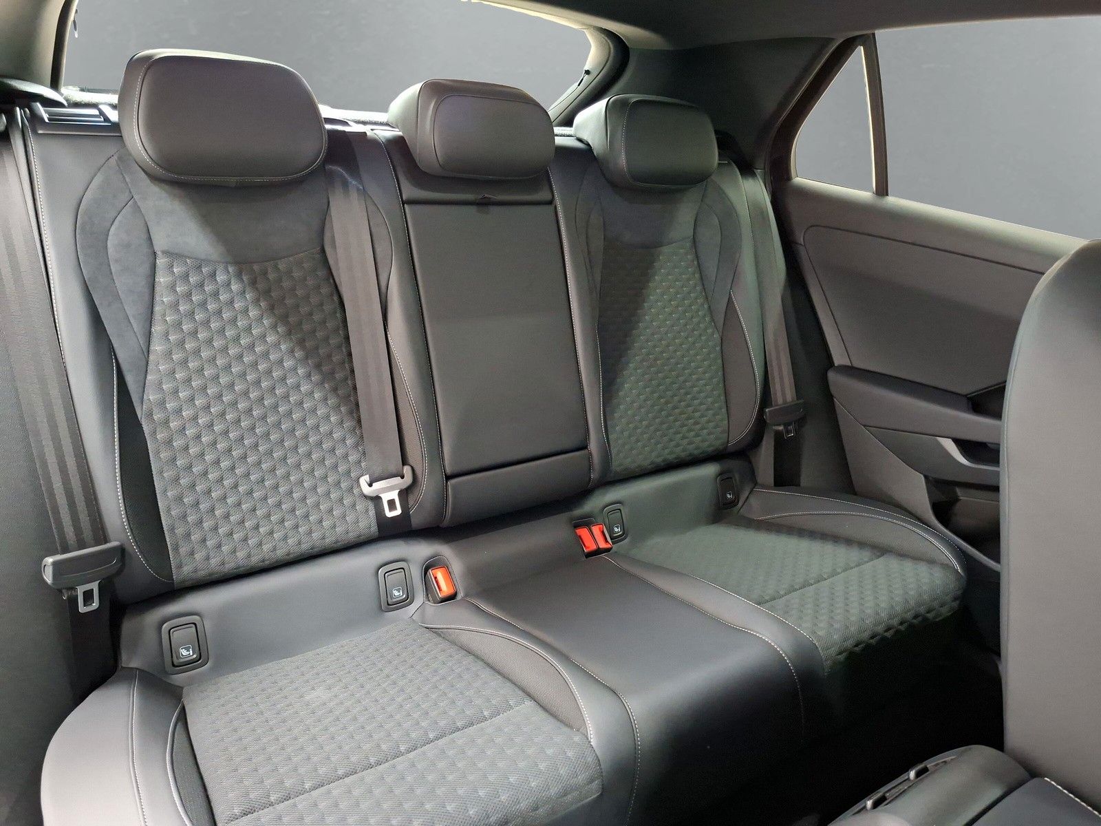 Fahrzeugabbildung Volkswagen T-Roc 1.5TSI R-Line AHK ACC Side eHeck Neu Mod