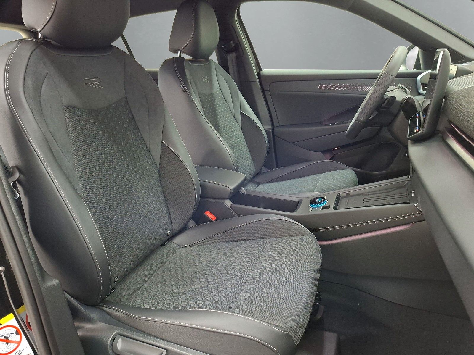 Fahrzeugabbildung Volkswagen T-Roc 1.5TSI R-Line AHK ACC Side eHeck Neu  Mod