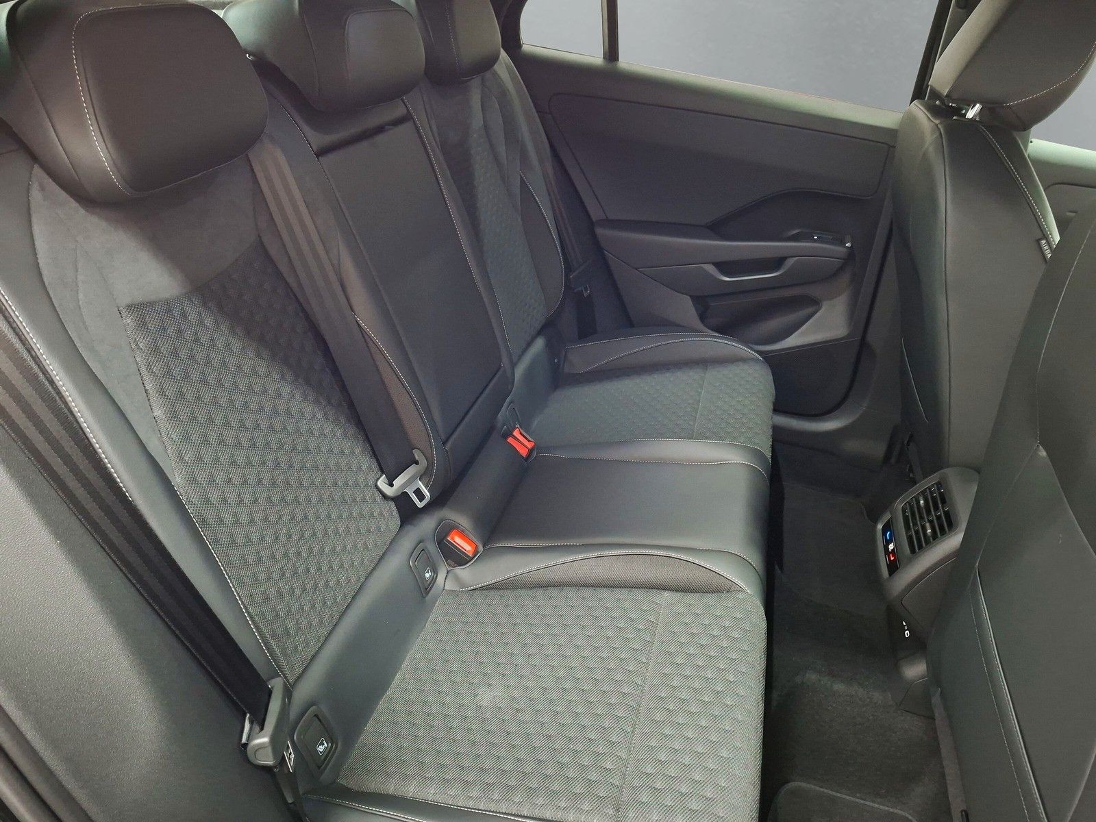 Fahrzeugabbildung Volkswagen T-Roc 1.5TSI R-Line AHK ACC Side eHeck Neues Mod