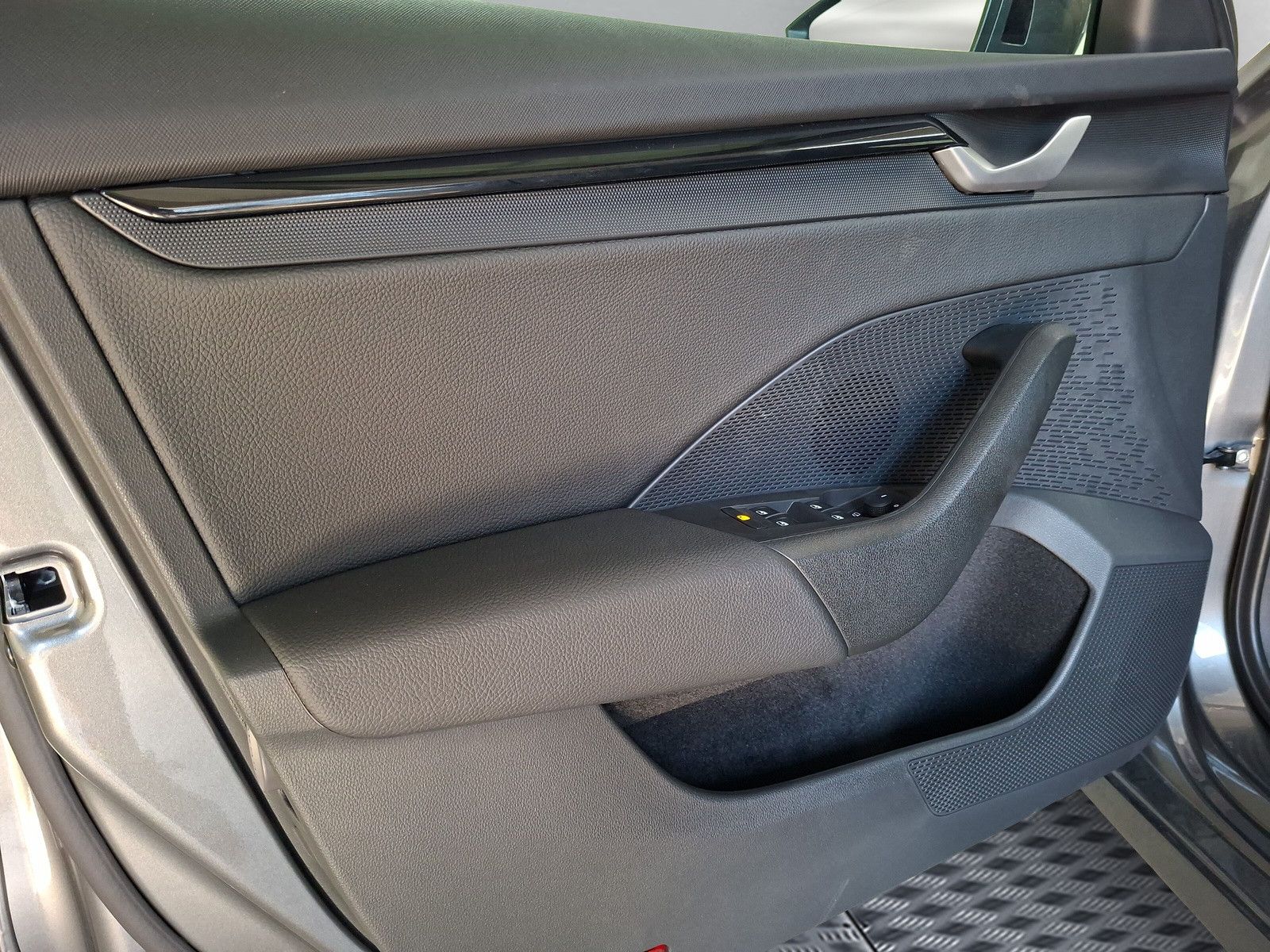 Fahrzeugabbildung SKODA Octavia Combi 2.0TSI 4x4 AHK Standh.Pano Side