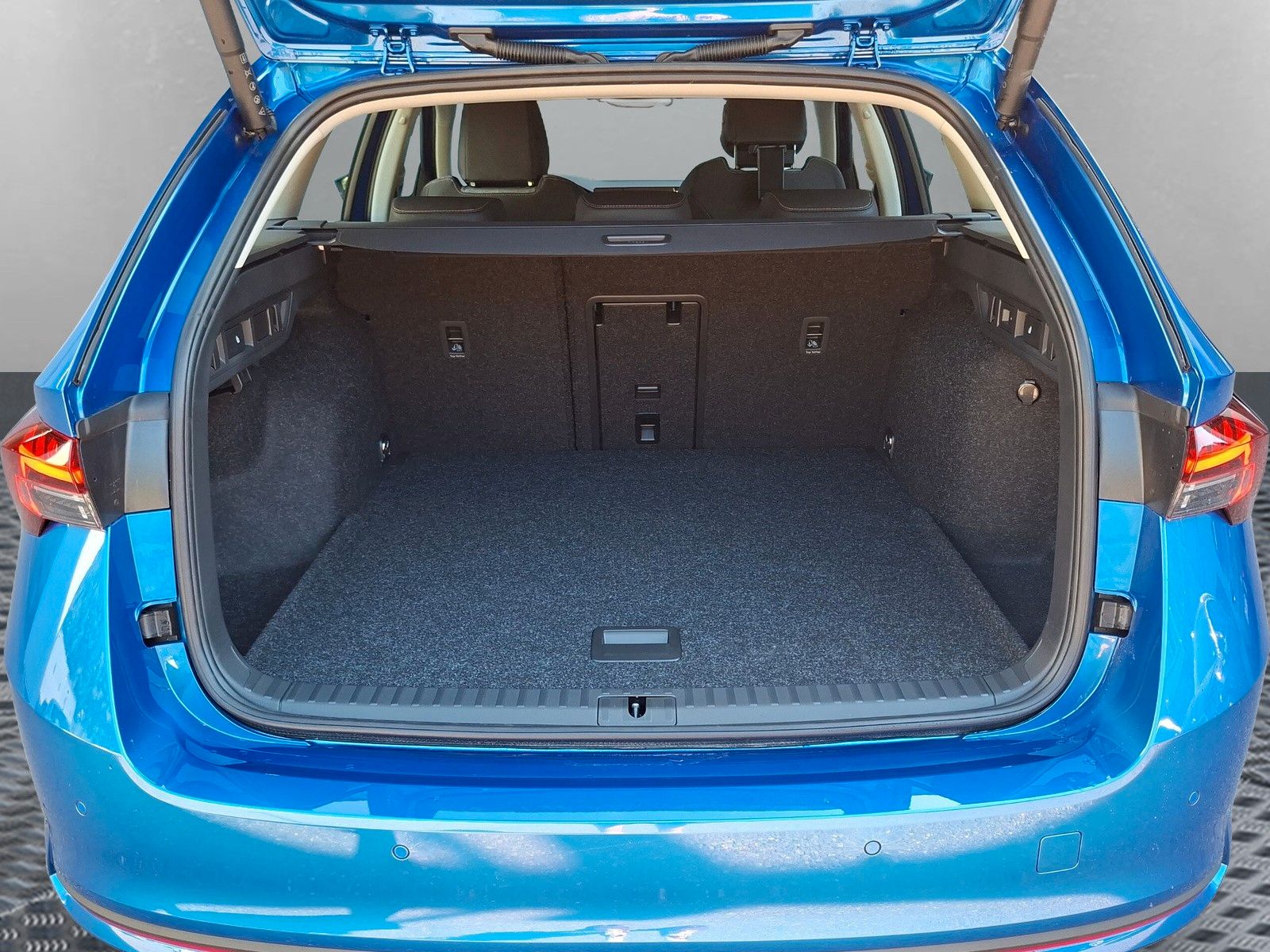 Fahrzeugabbildung SKODA Octavia Combi 2.0TSI Select4x4 AHK Standh.Pano