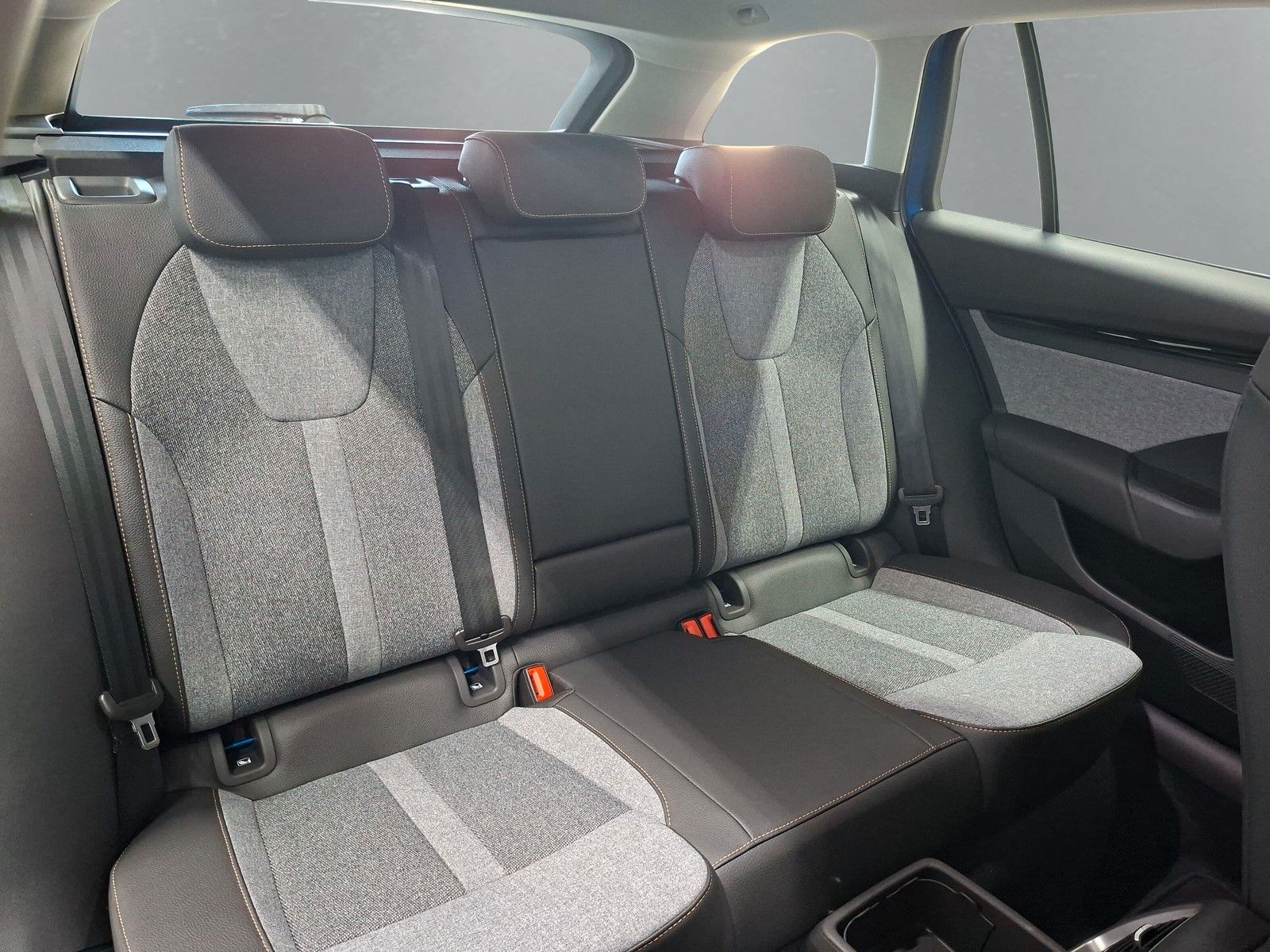 Fahrzeugabbildung SKODA Octavia Combi 2.0TSI Select4x4 AHK Standh.Pano